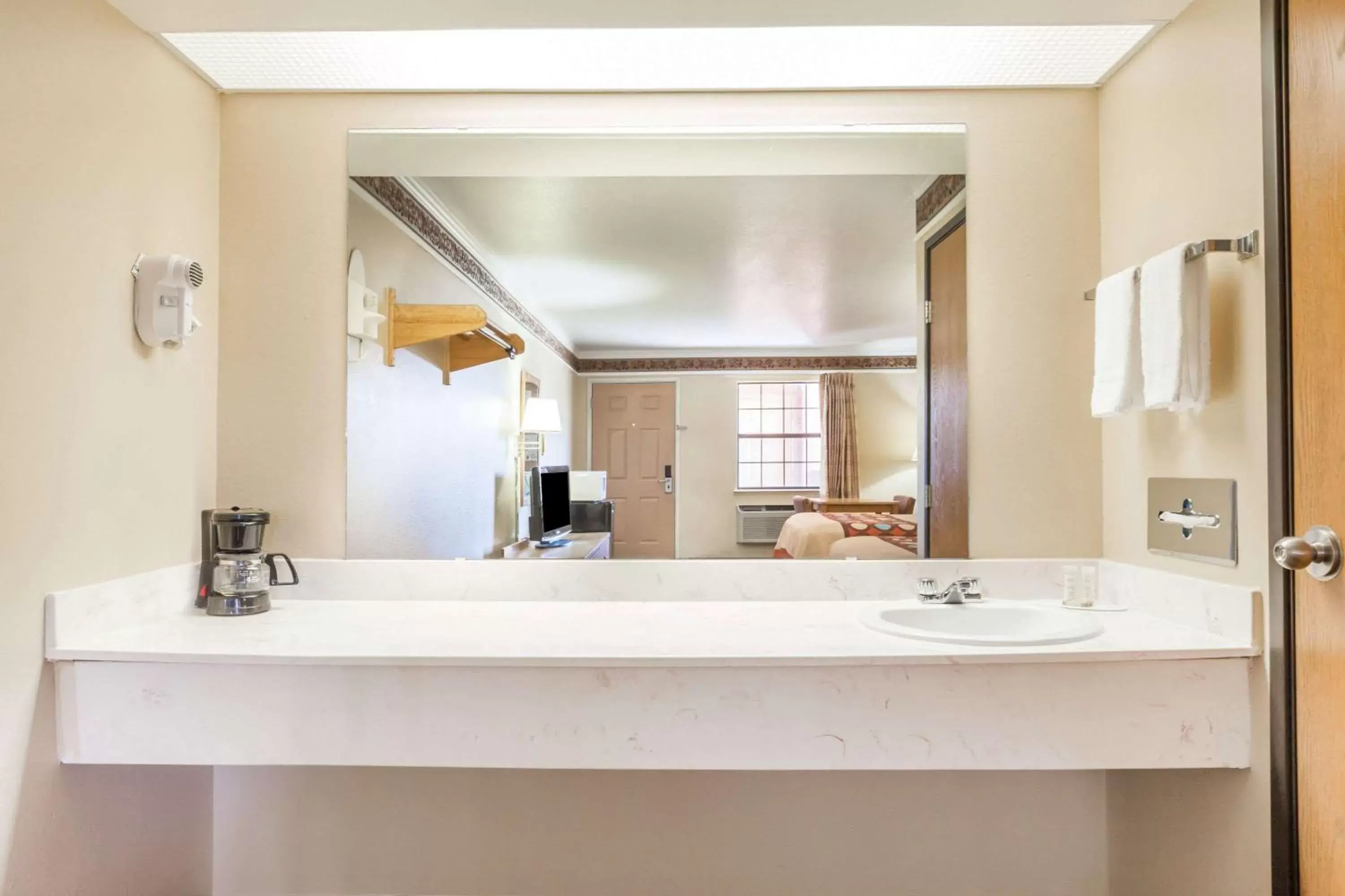 Double Room with Two Double Beds - Smoking in Super 8 by Wyndham Mount Vernon Double Room with Two Double Beds - Smoking in Super 8 by Wyndham Mount Vernon