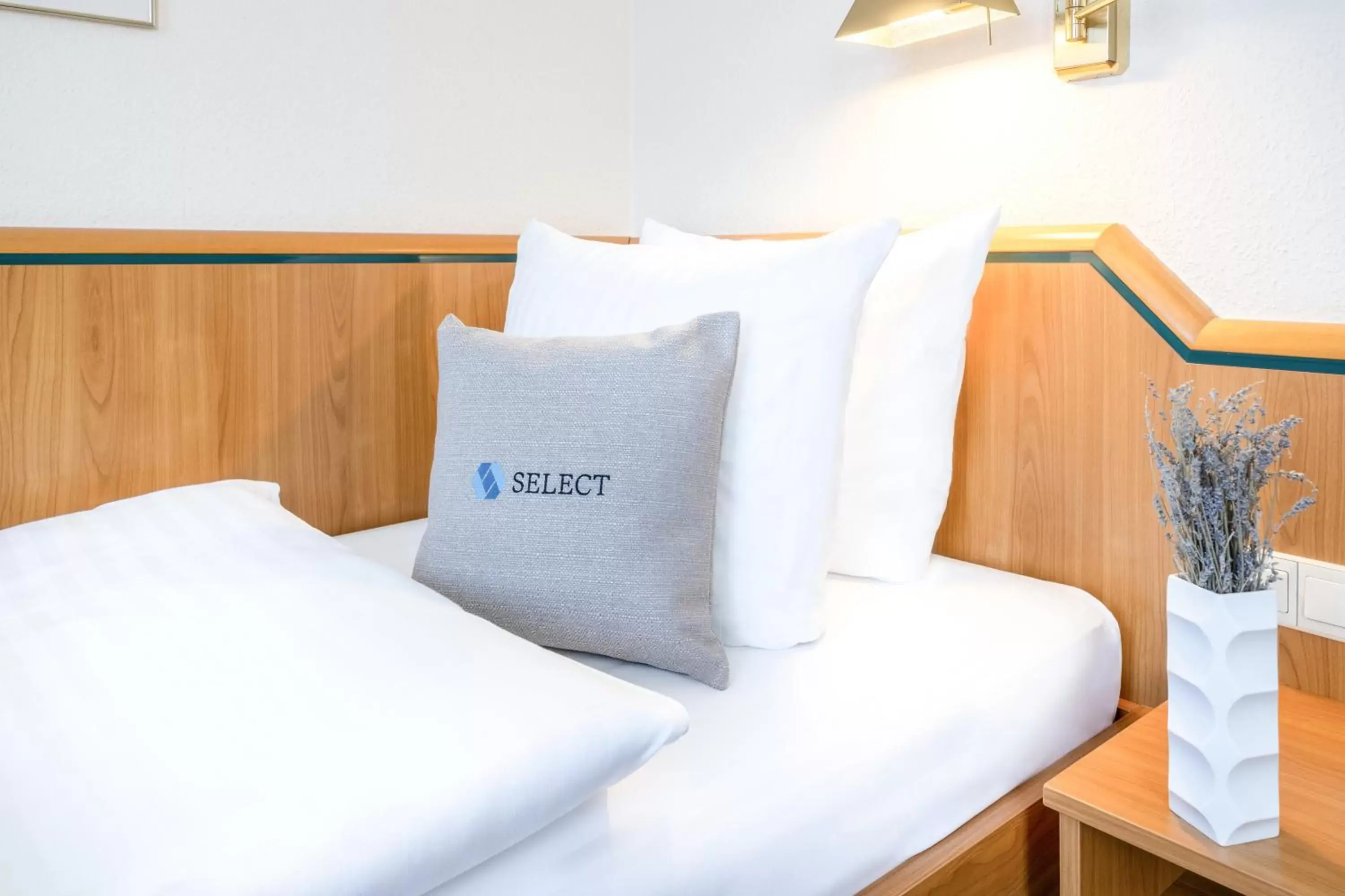 Bedroom, Bed in Select Hotel Solingen
