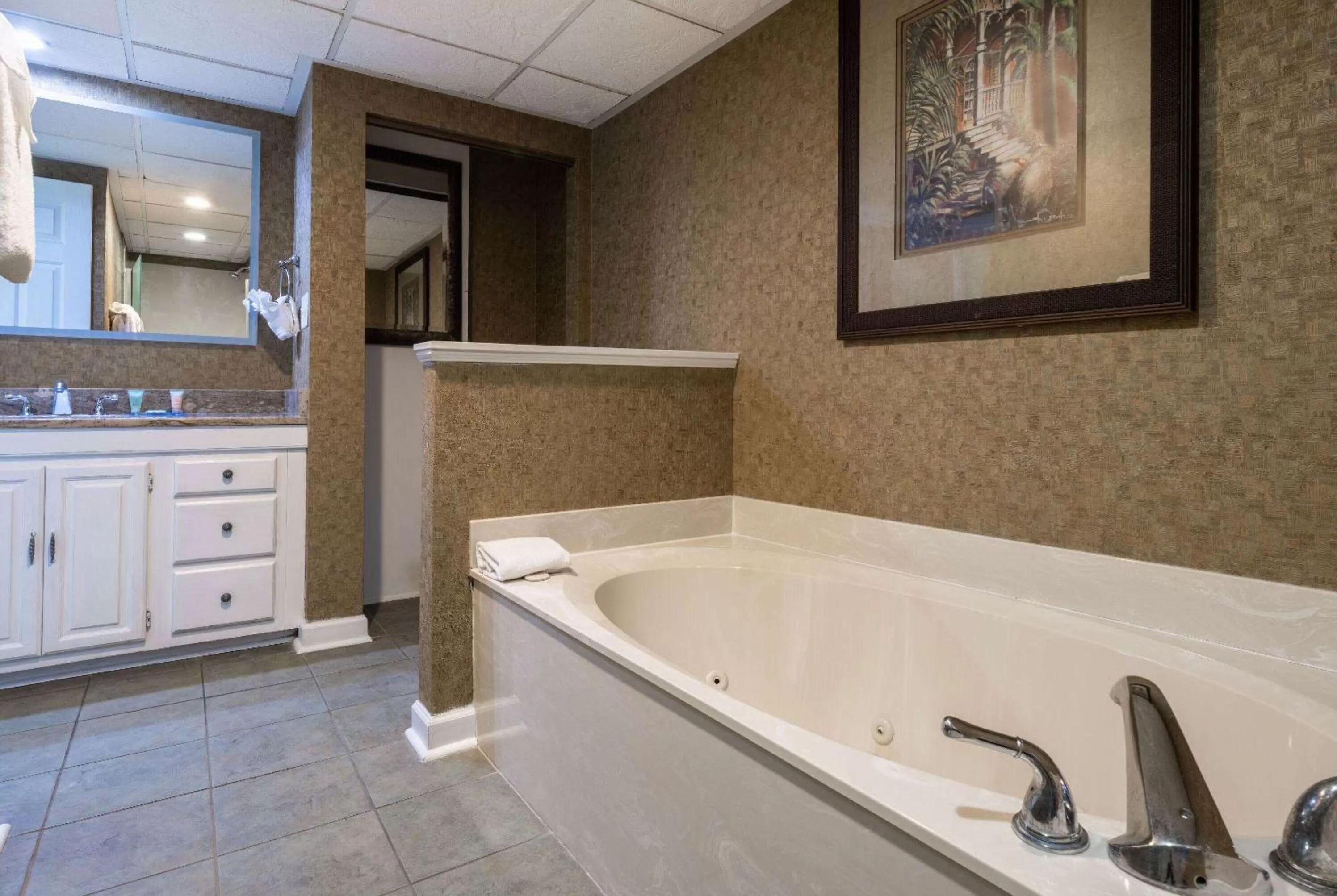 TV and multimedia in The Sandbar Hotel, Trademark Collection by Wyndham