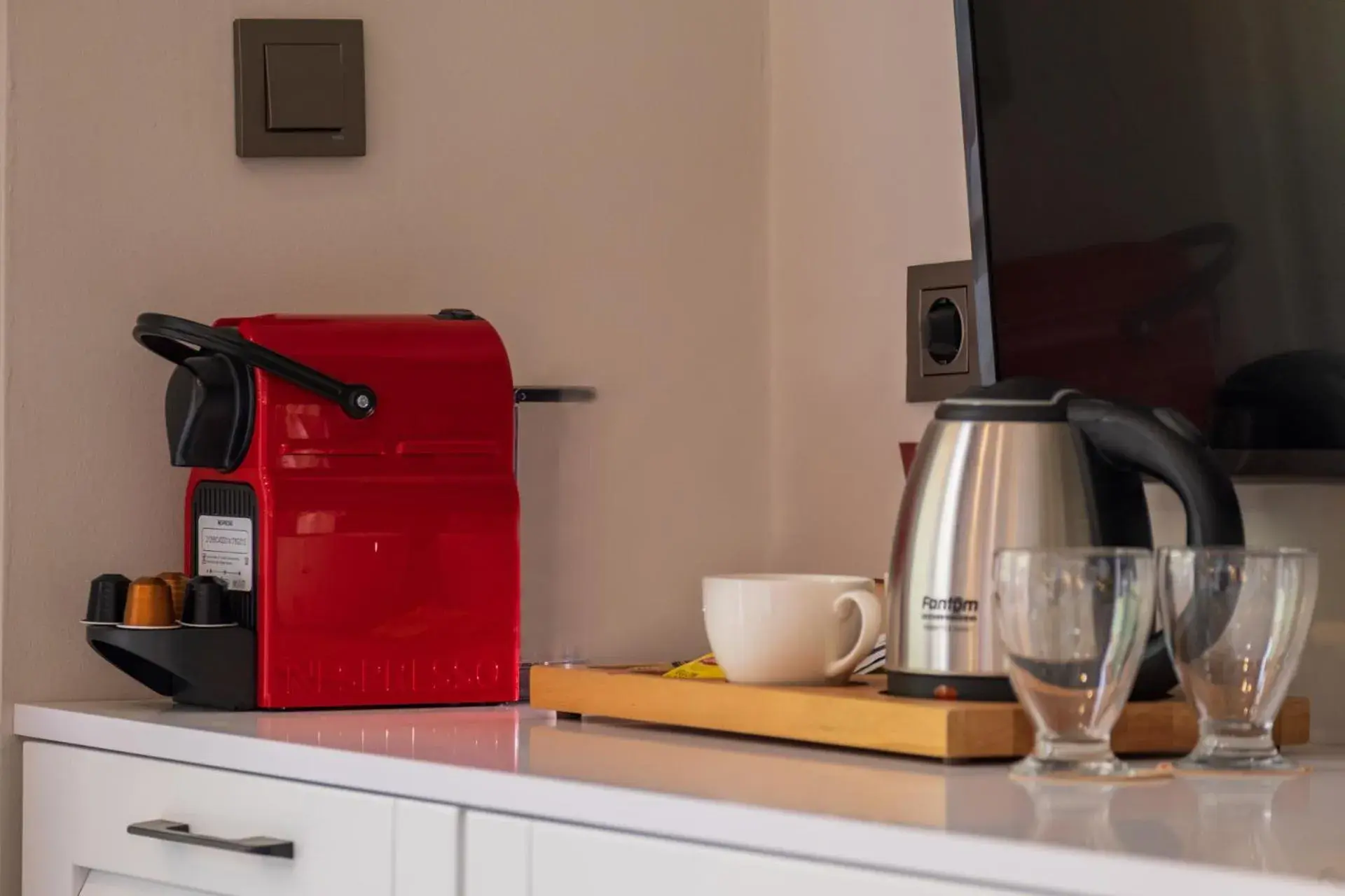 Coffee/tea facilities, TV/Entertainment Center in Morina Deluxe Hotel