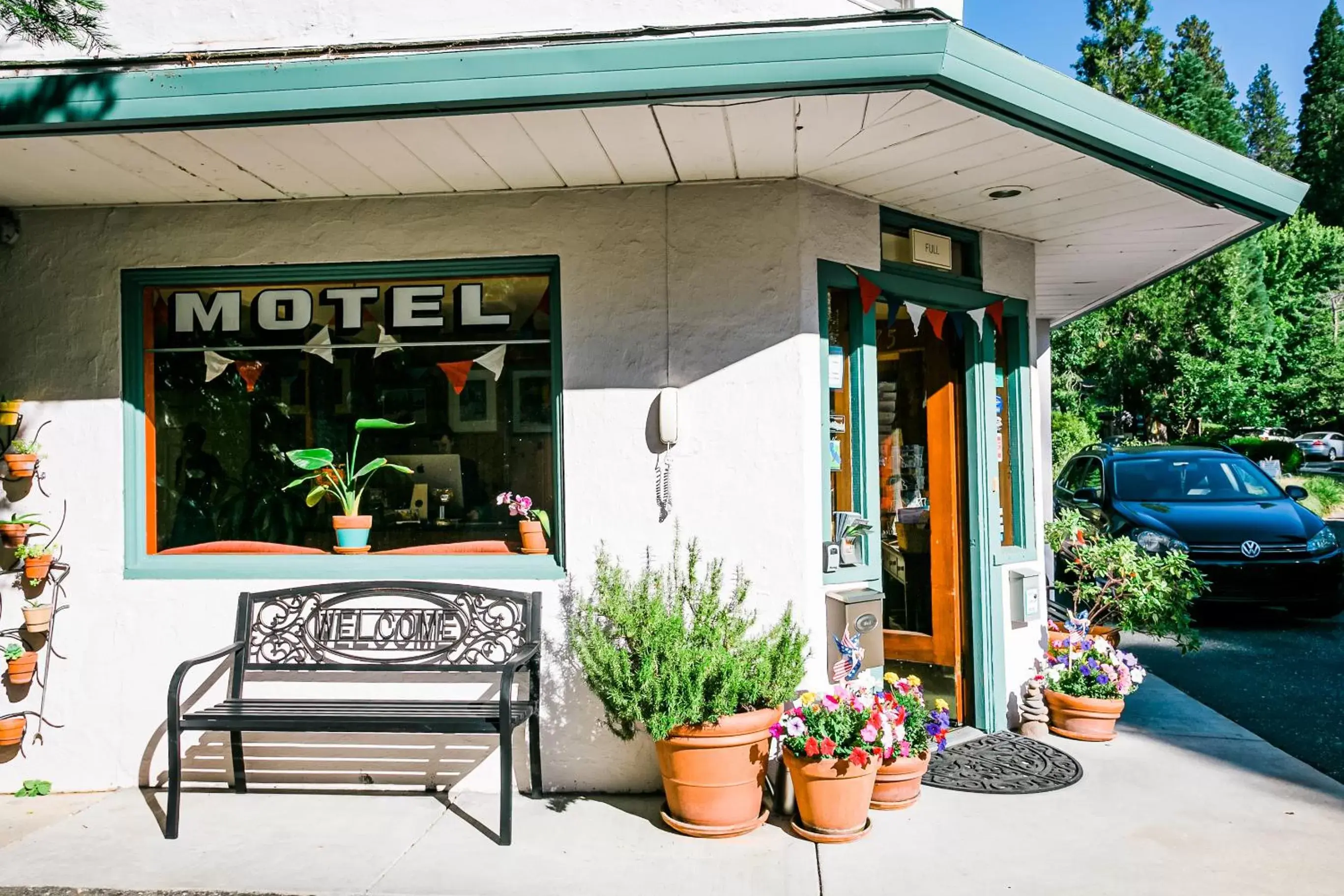 Facade/entrance in Outside Inn