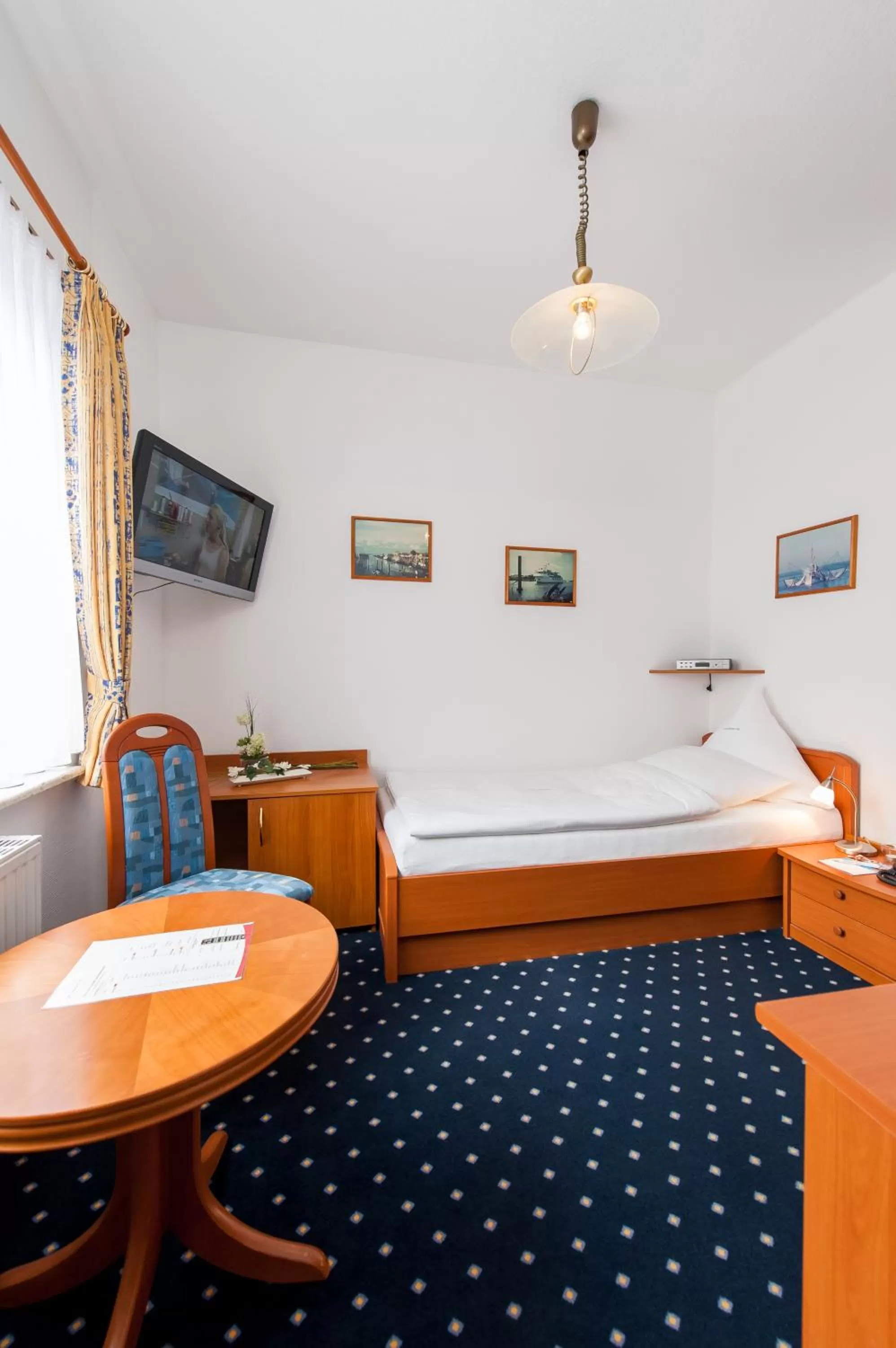 Photo of the whole room, Bed in Landhotel Butjadinger Tor