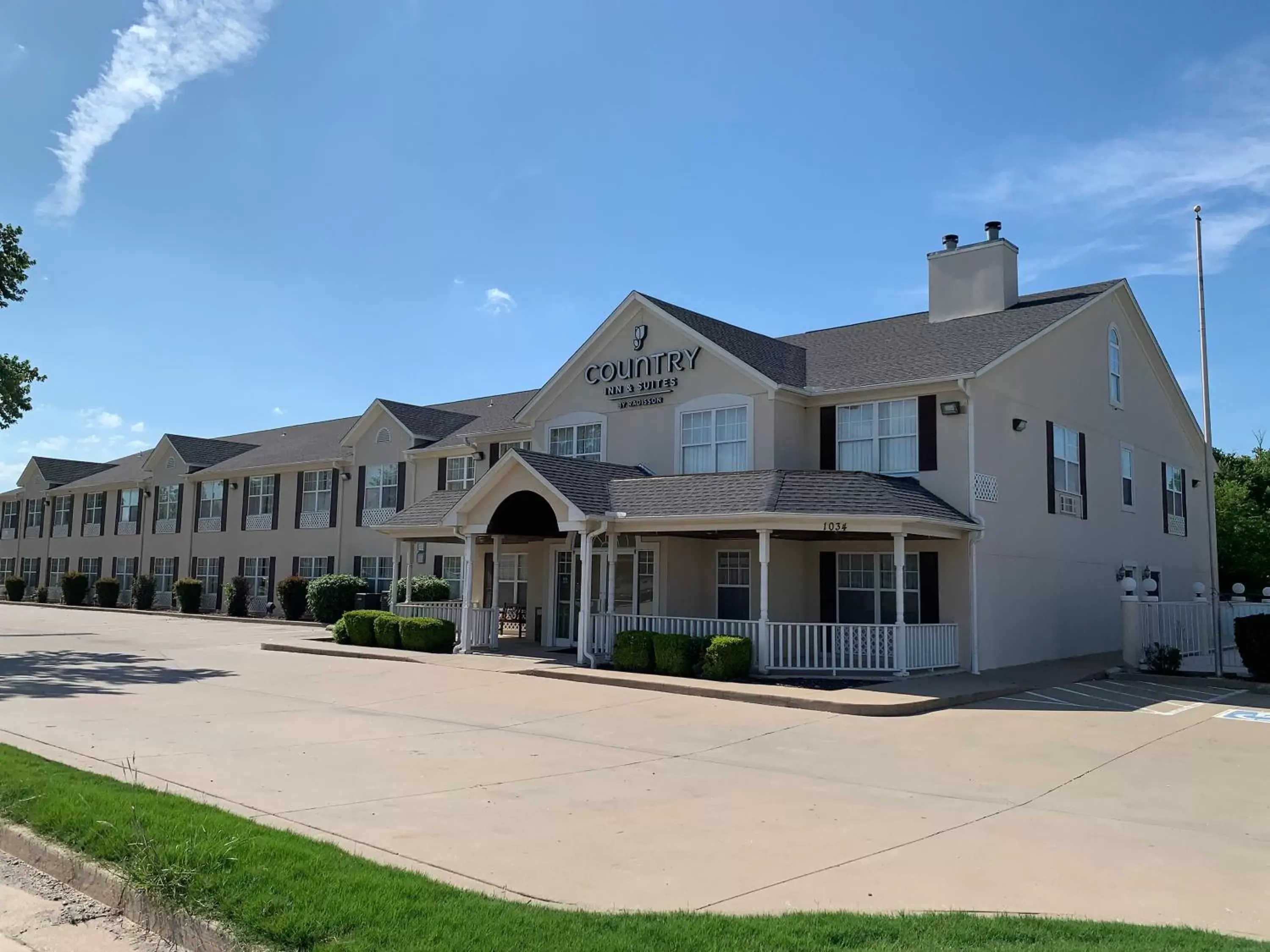 Facade/entrance, Property Building in Country Inn & Suites by Radisson, Tulsa, OK