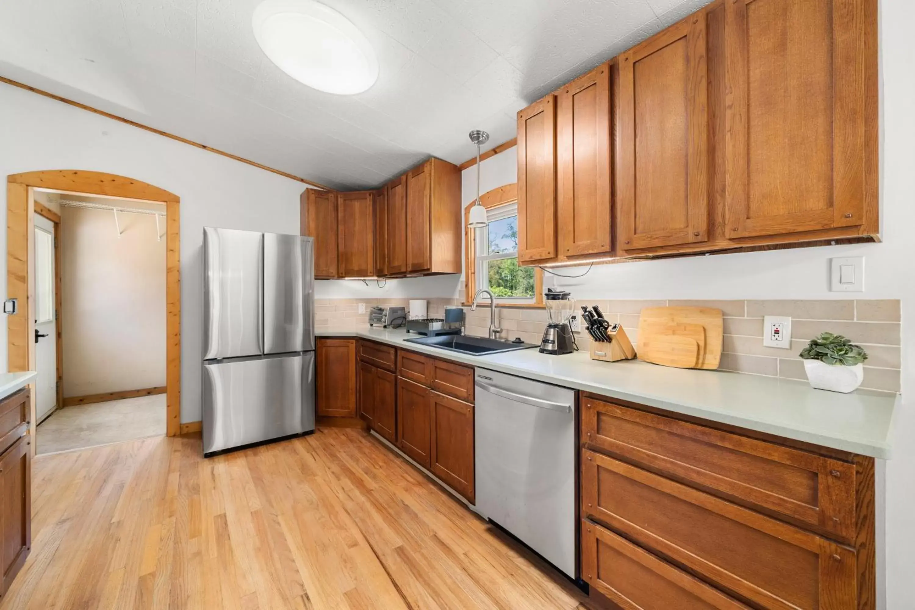 Coffee/tea facilities, Kitchen/Kitchenette in CedarWood Inn