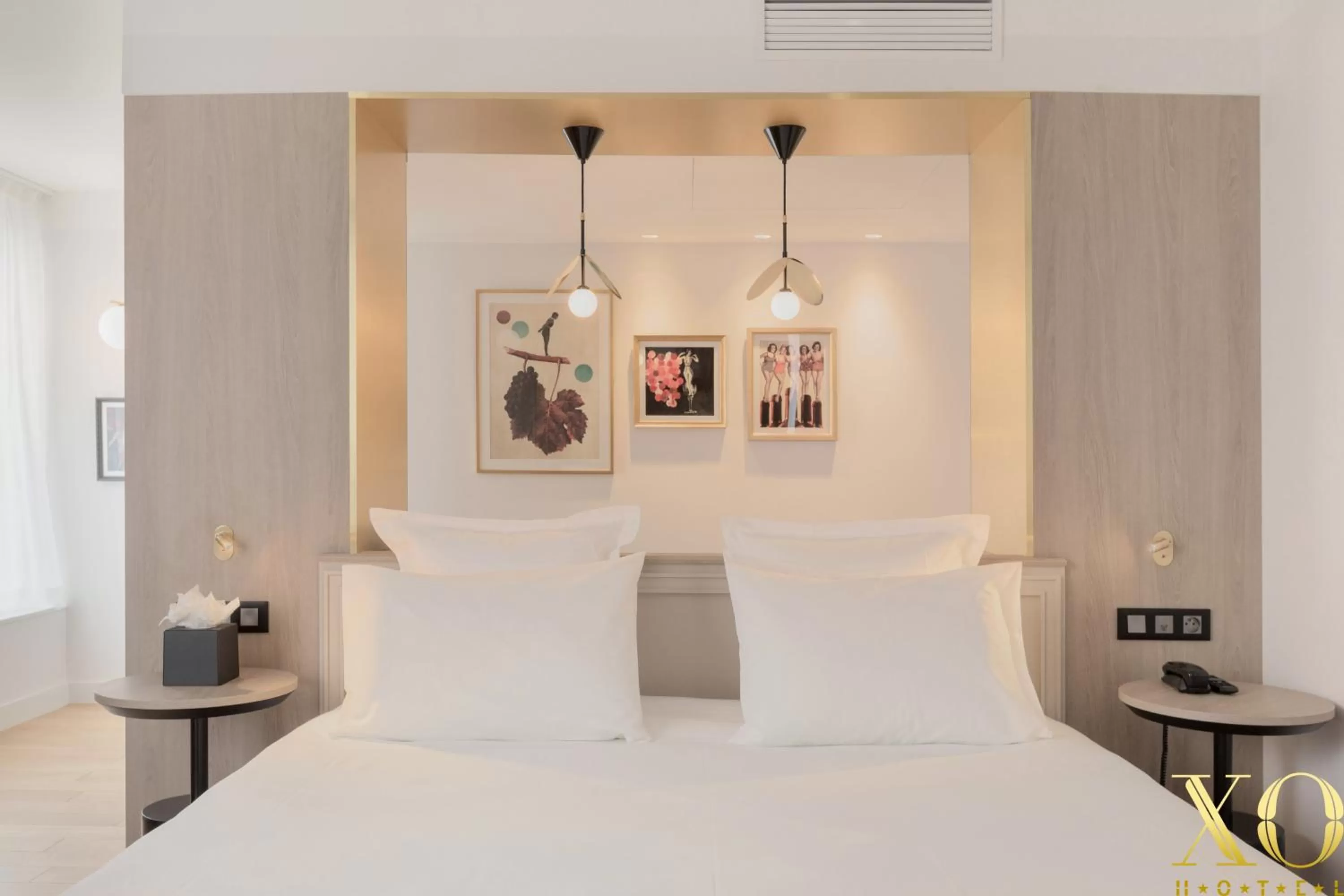 Shower, Bed in XO Hotel Paris