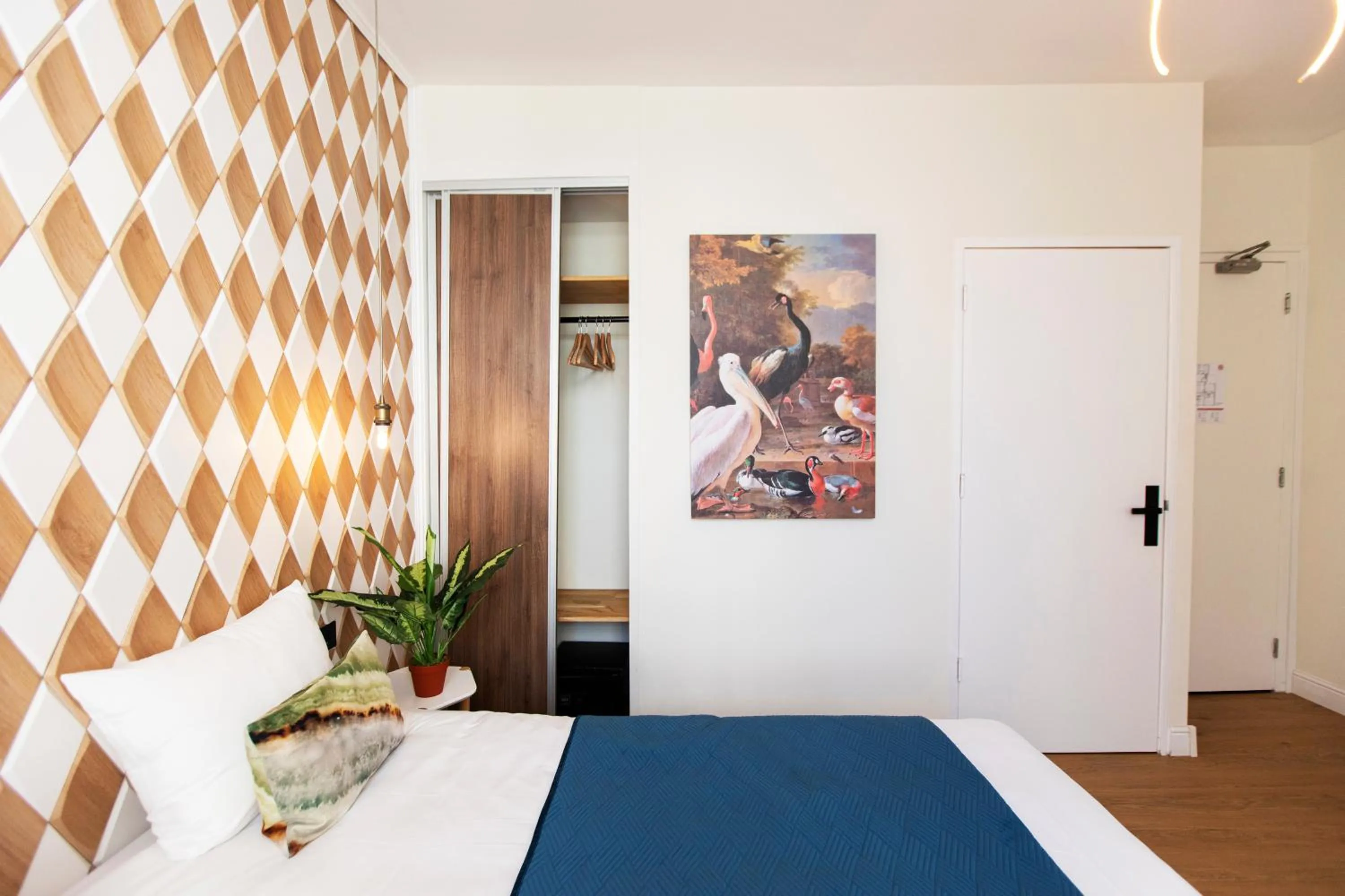 Bed in Quentin Golden Bear Hotel