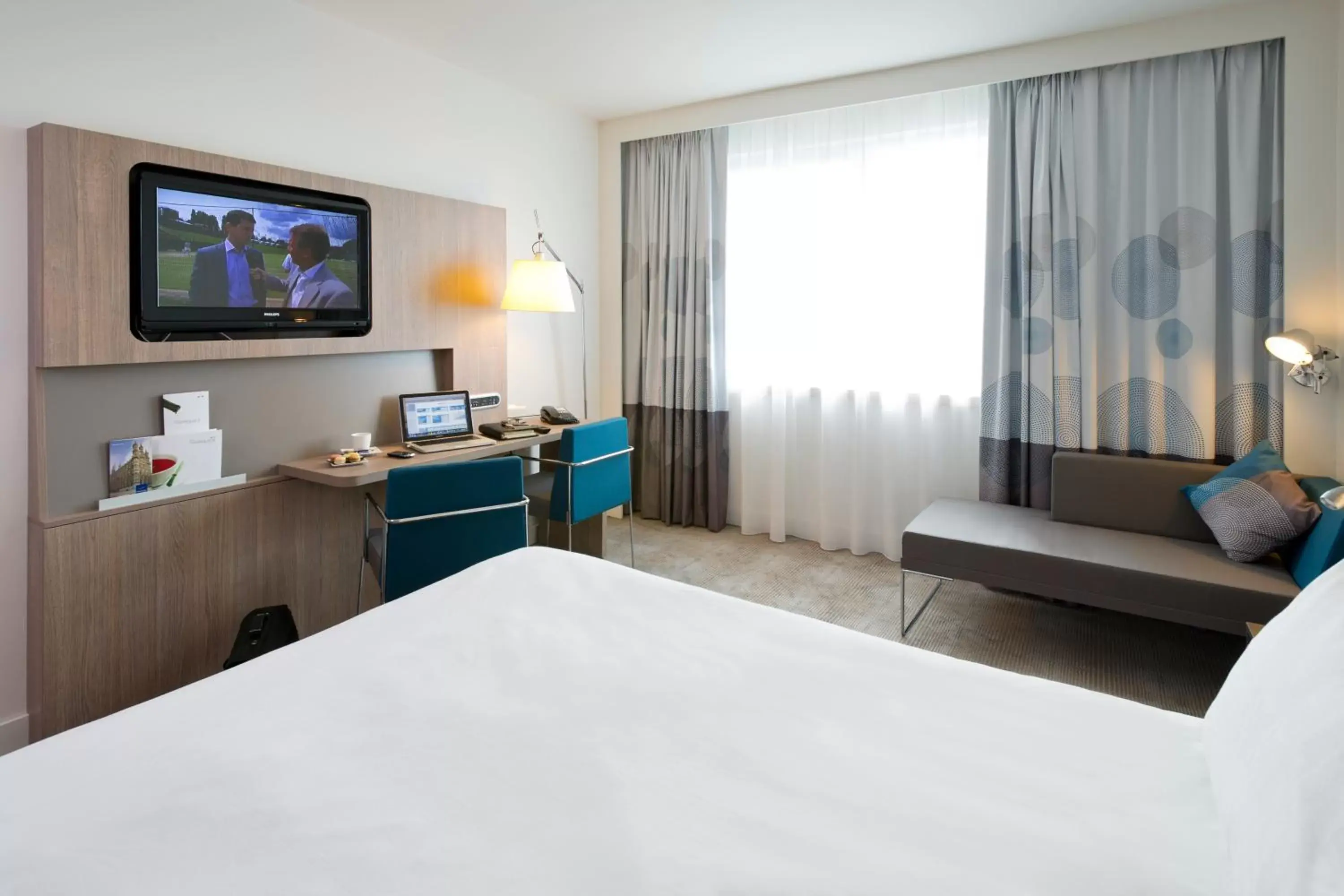 Bed, TV/Entertainment Center in Novotel Leuven Centrum