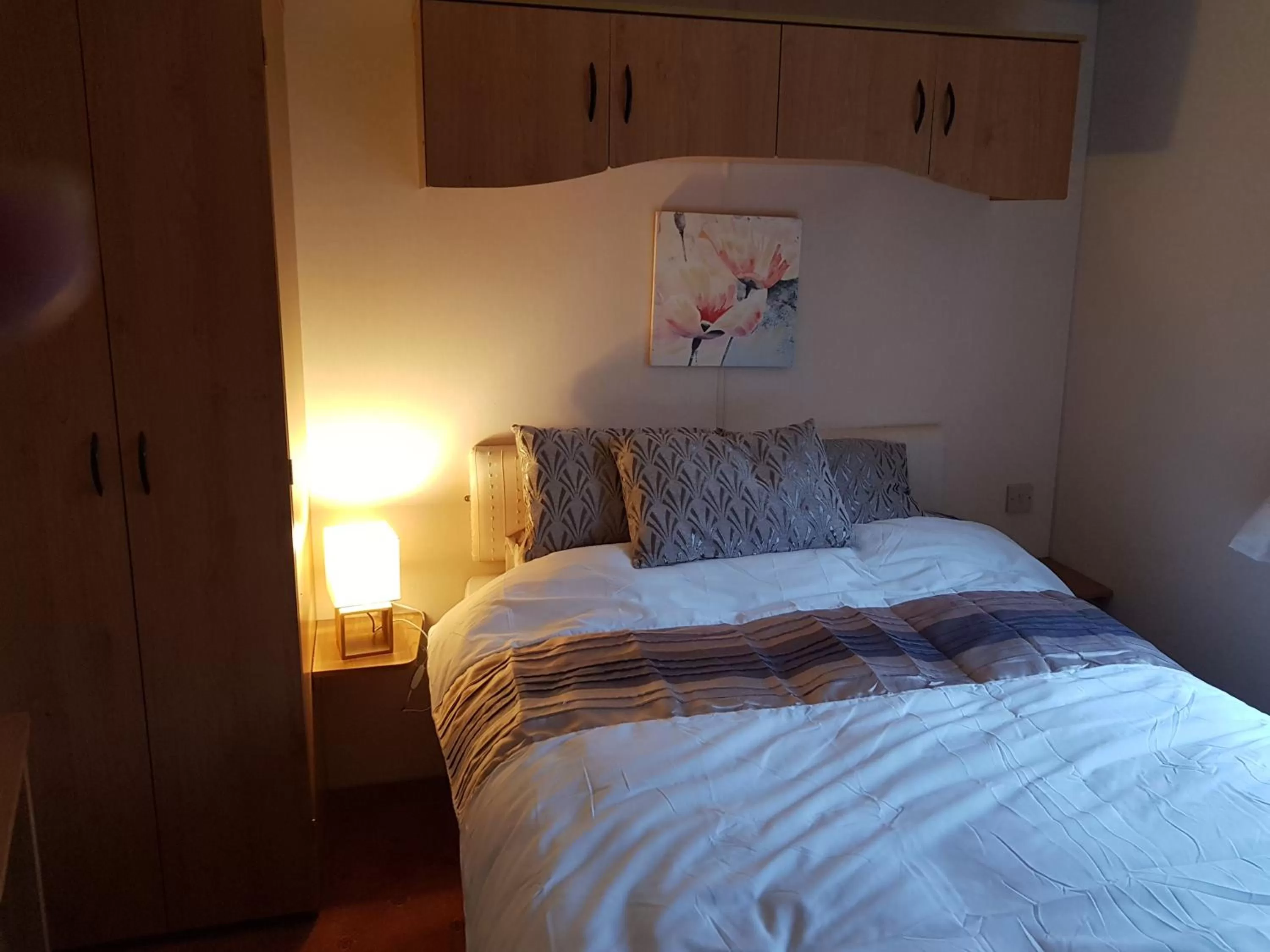 Bed in the jackdaw pub SELF CATERING STATIC CARAVAN free breakfast supplied