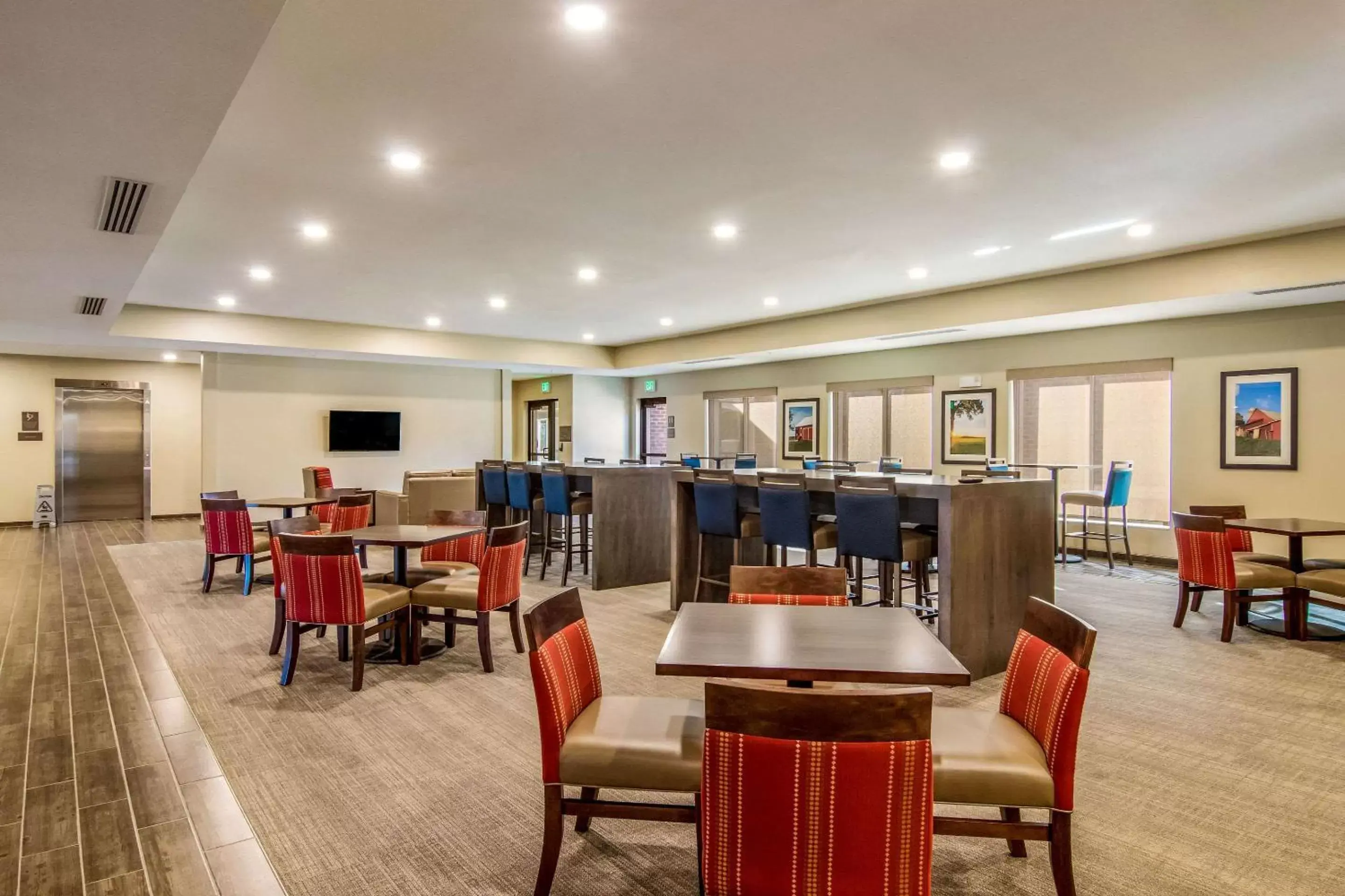 Restaurant/Places to Eat in Comfort Suites