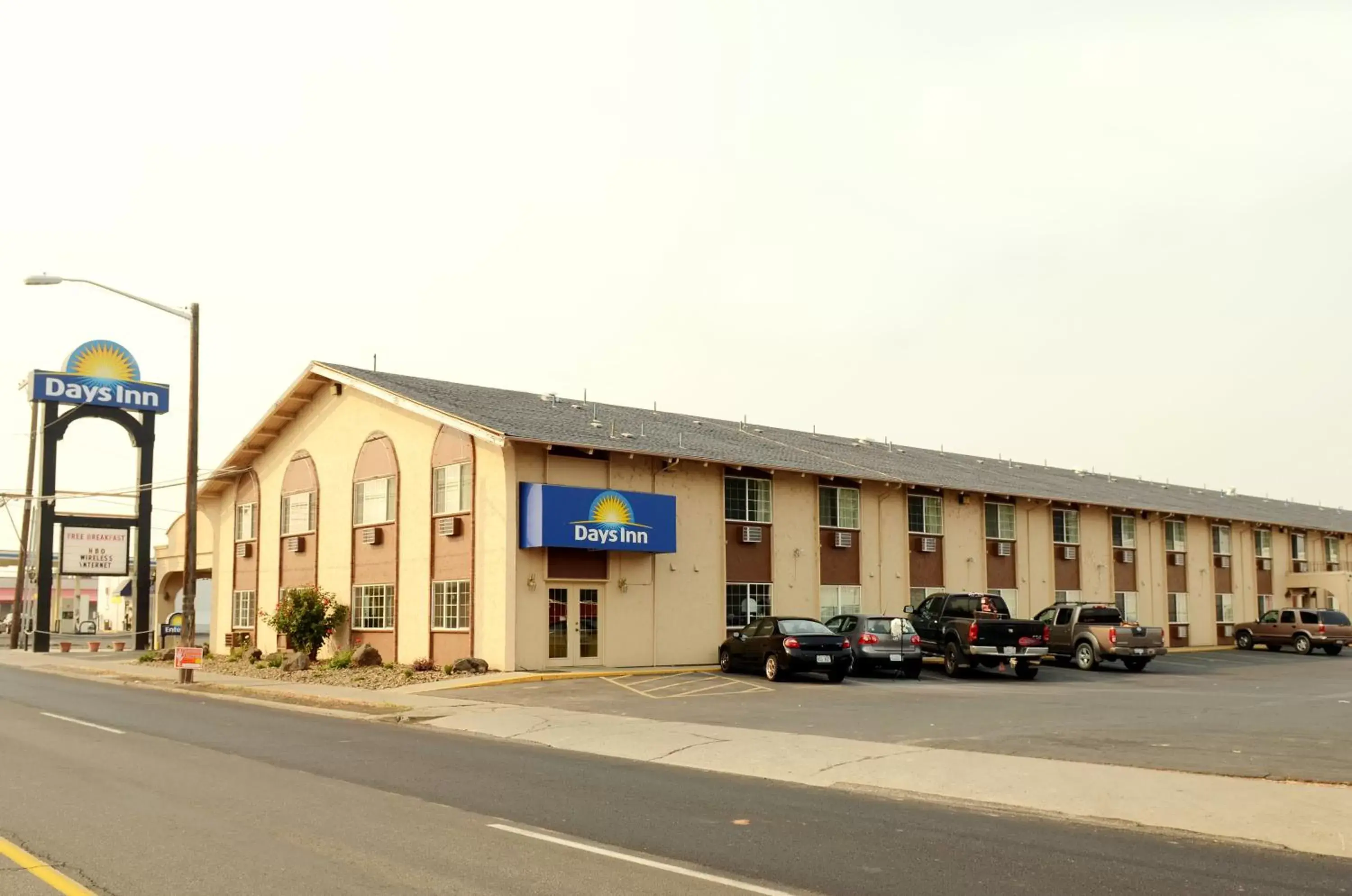 Facade/entrance, Property Building in Days Inn by Wyndham Yakima