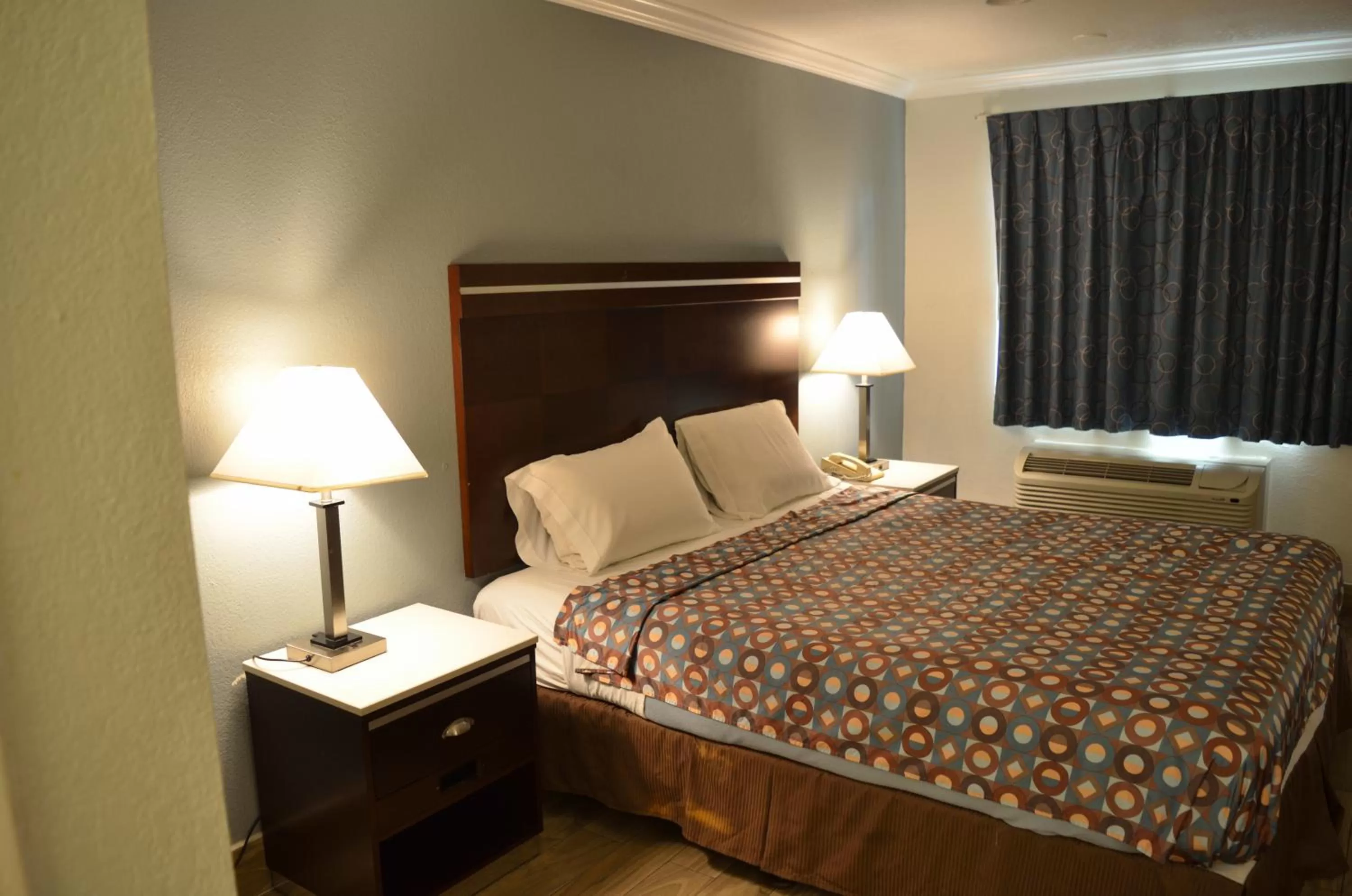 Photo of the whole room, Bed in Welcome Inn Corona