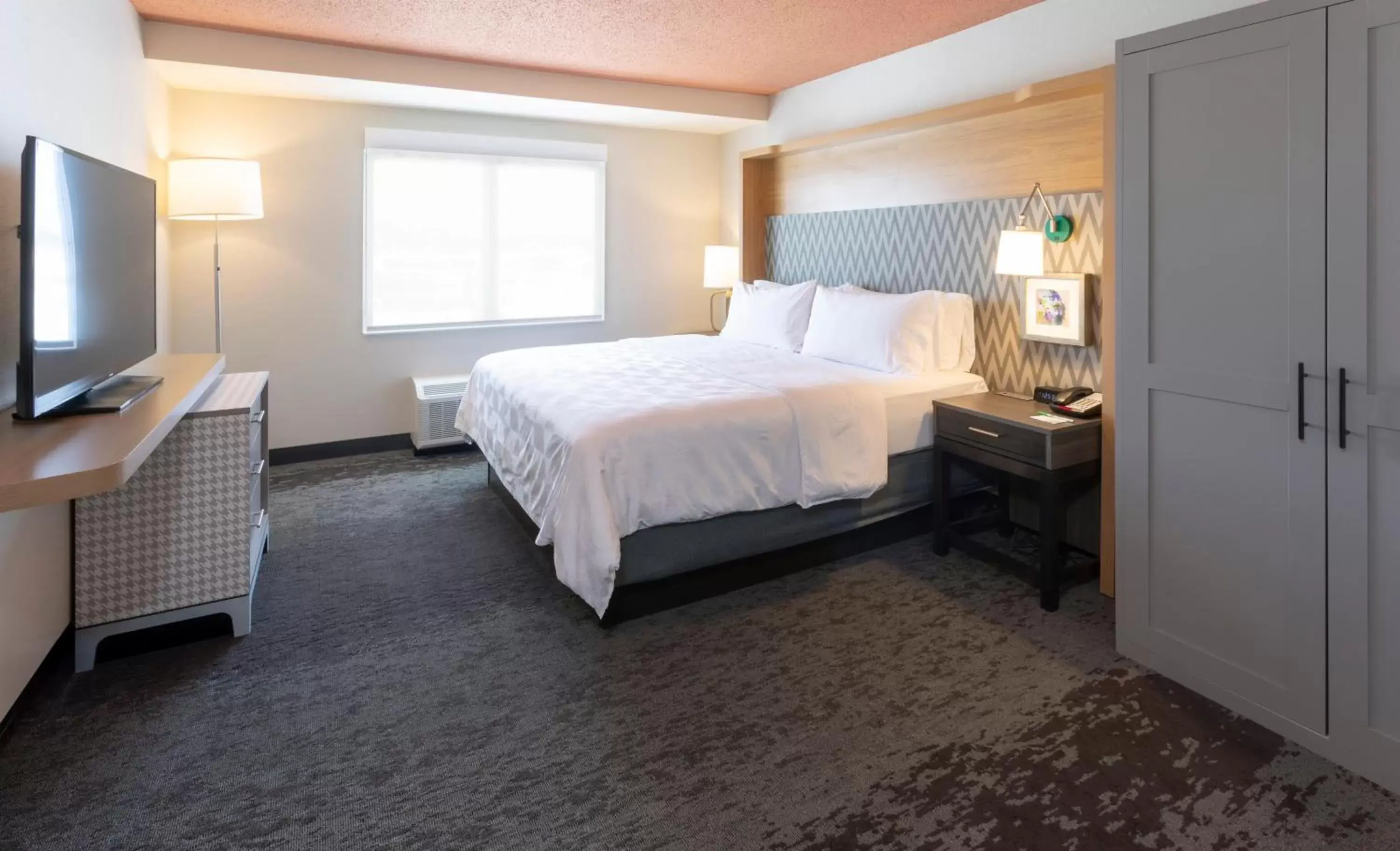 Photo of the whole room, Bed in Holiday Inn Marquette, an IHG Hotel