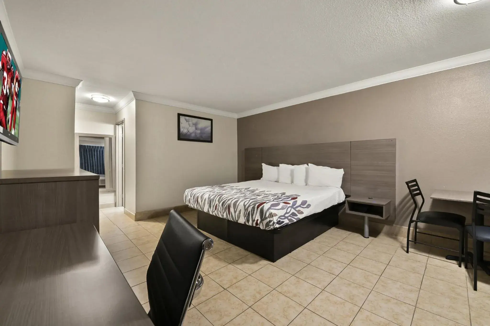 Photo of the whole room, Bed in Red Roof Inn Los Angeles - Bellflower