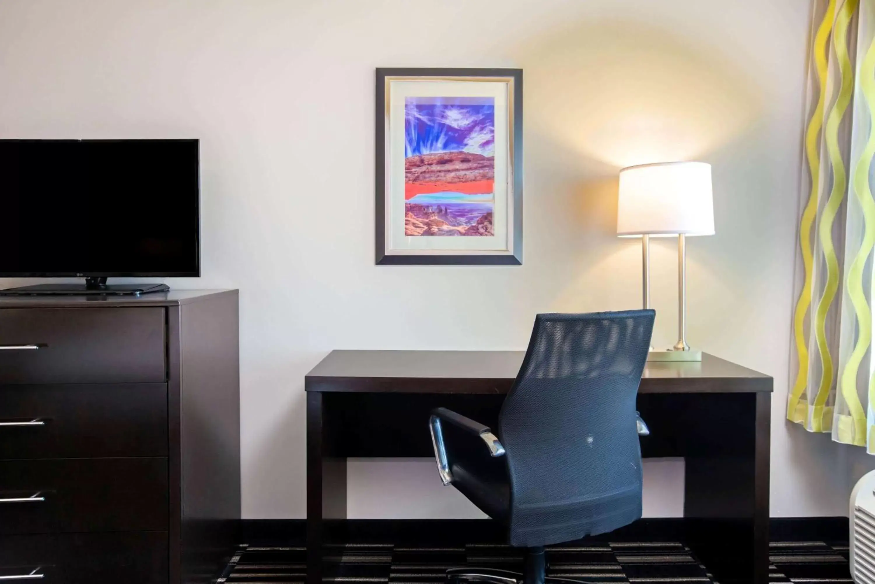 Photo of the whole room, TV/Entertainment Center in La Quinta by Wyndham Cedar City