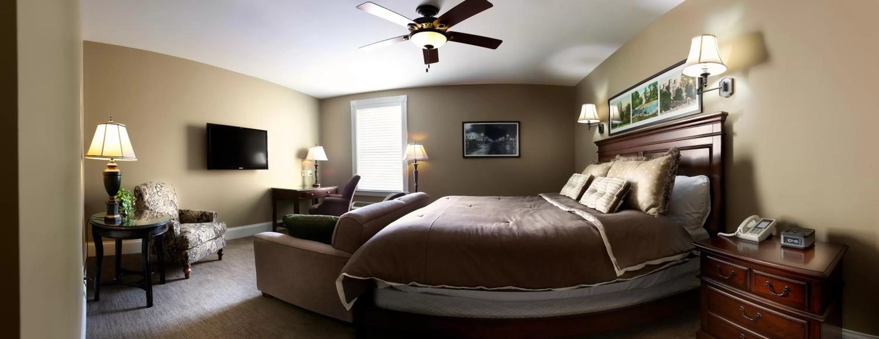 Photo of the whole room, Bed in Grant Street Inn - Bloomington