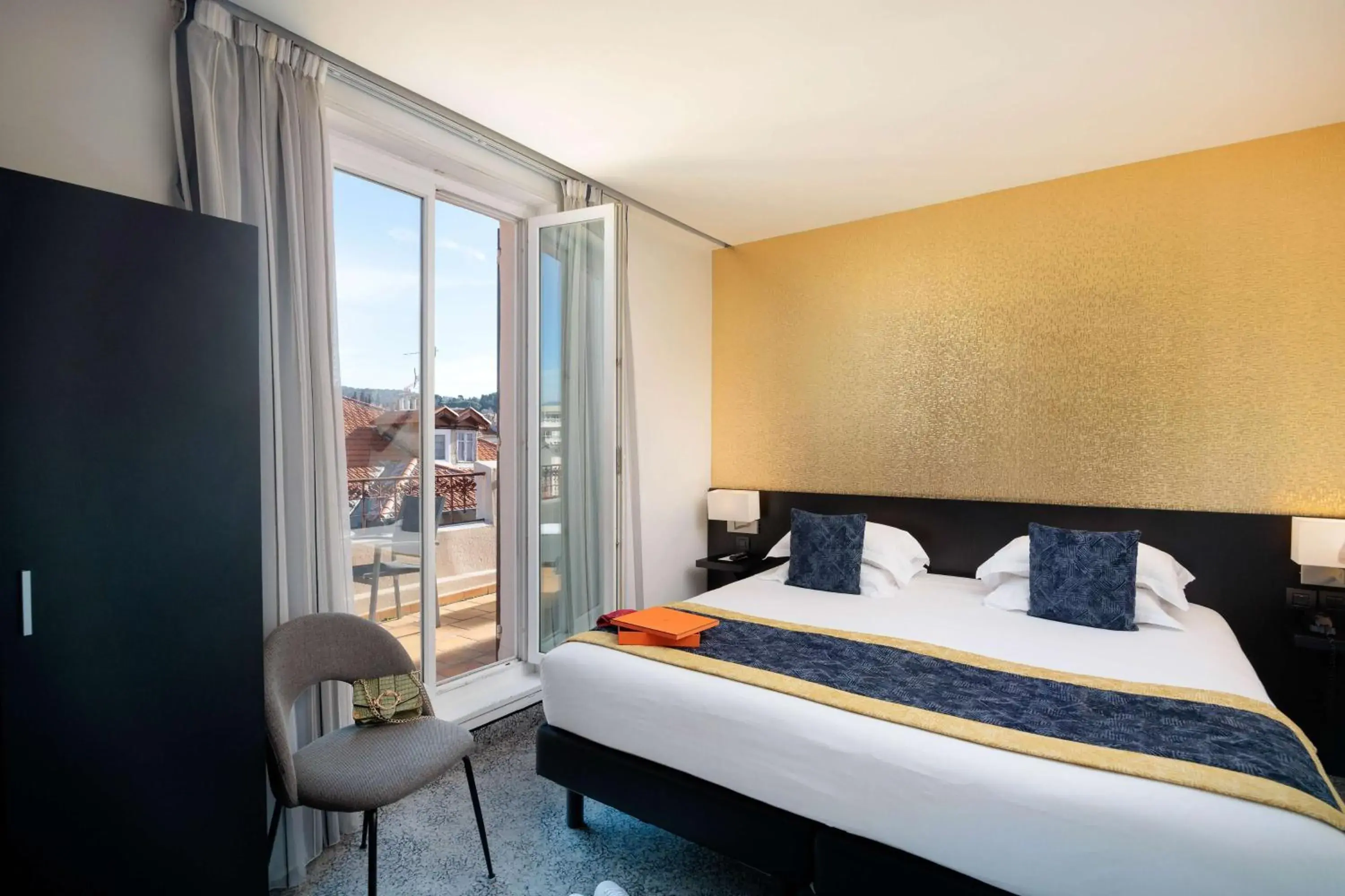 Bedroom, Bed in Best Western Plus Hôtel Massena Nice Bedroom, Bed in Best Western Plus Hôtel Massena Nice