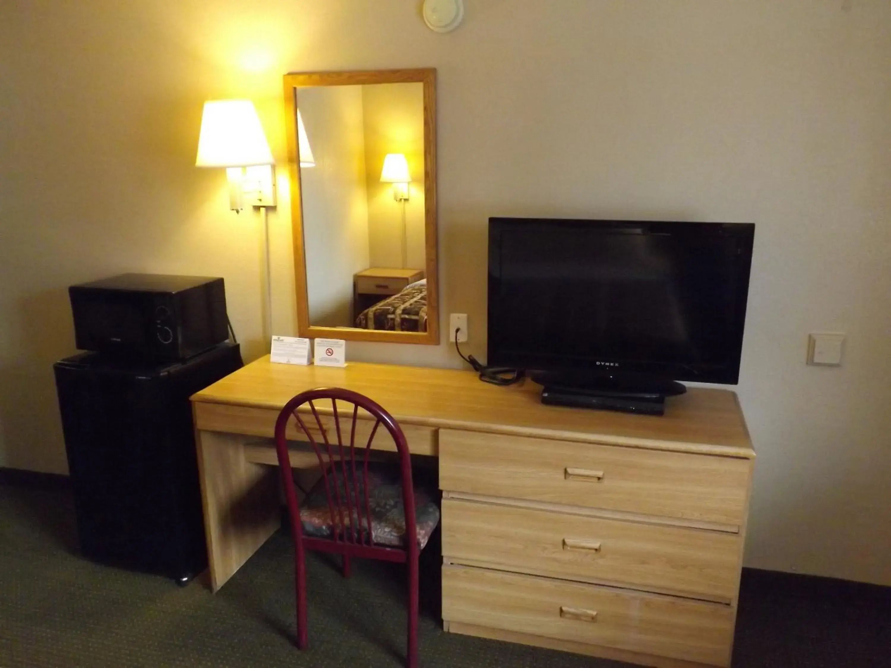 TV/Entertainment Center in Executive Inn Kilgore