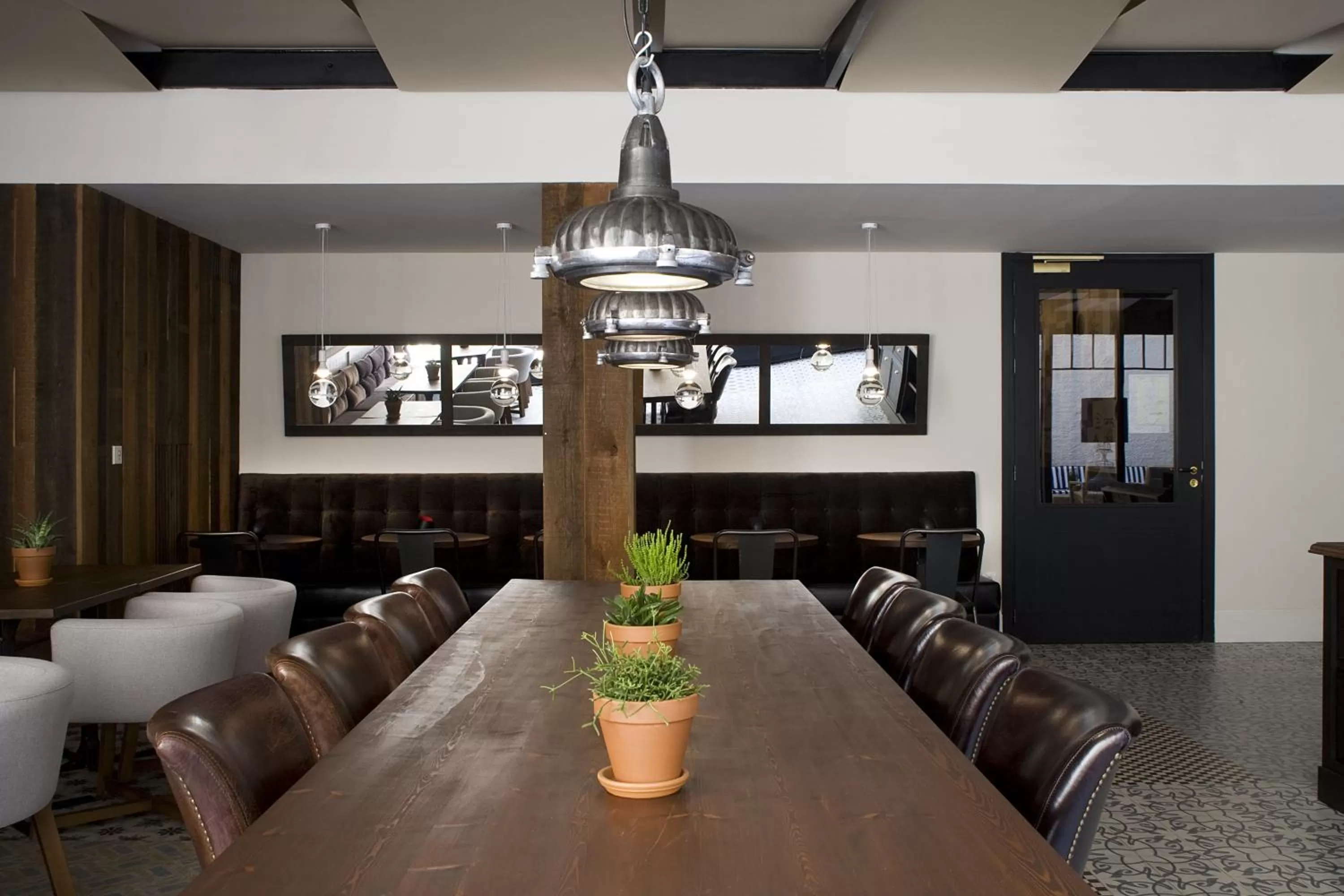 Restaurant/places to eat in Praktik Vinoteca