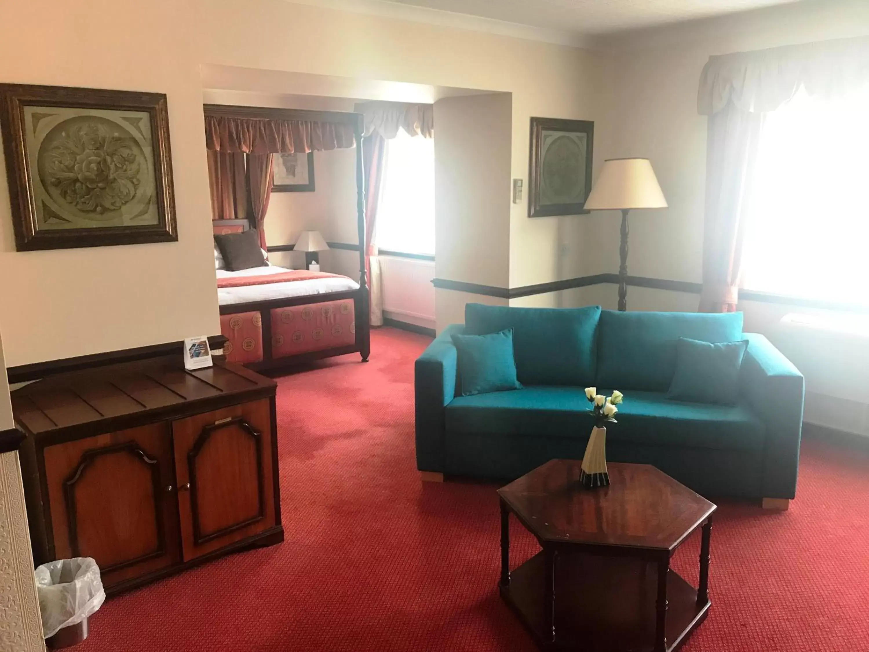 Bed, Seating Area in Best Western Rockingham Forest Hotel