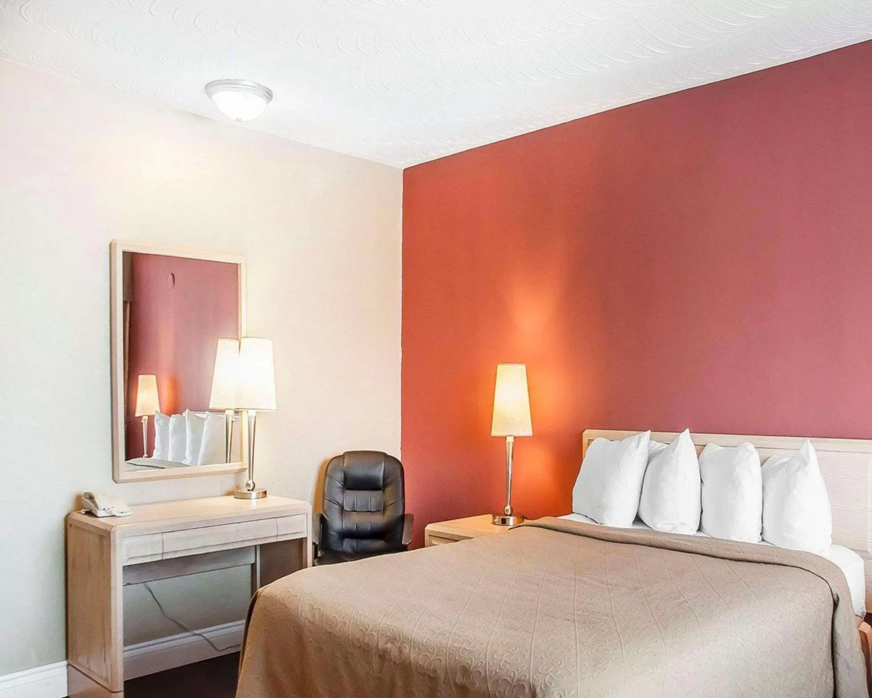Photo of the whole room, Bed in Quality Hotel Fallsview Cascade Photo of the whole room, Bed in Quality Hotel Fallsview Cascade