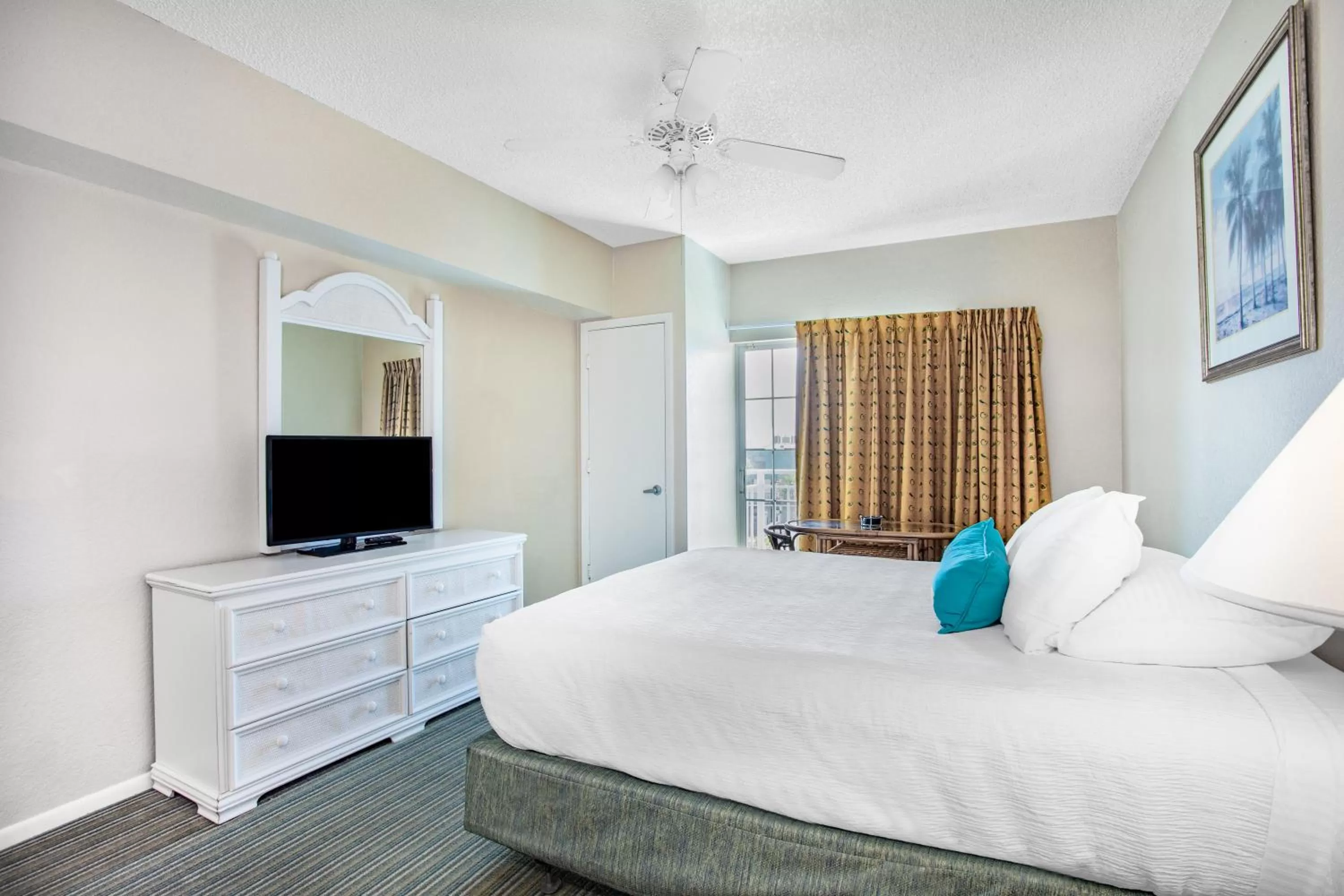 Bed in Coconut Palms Beach Resort II