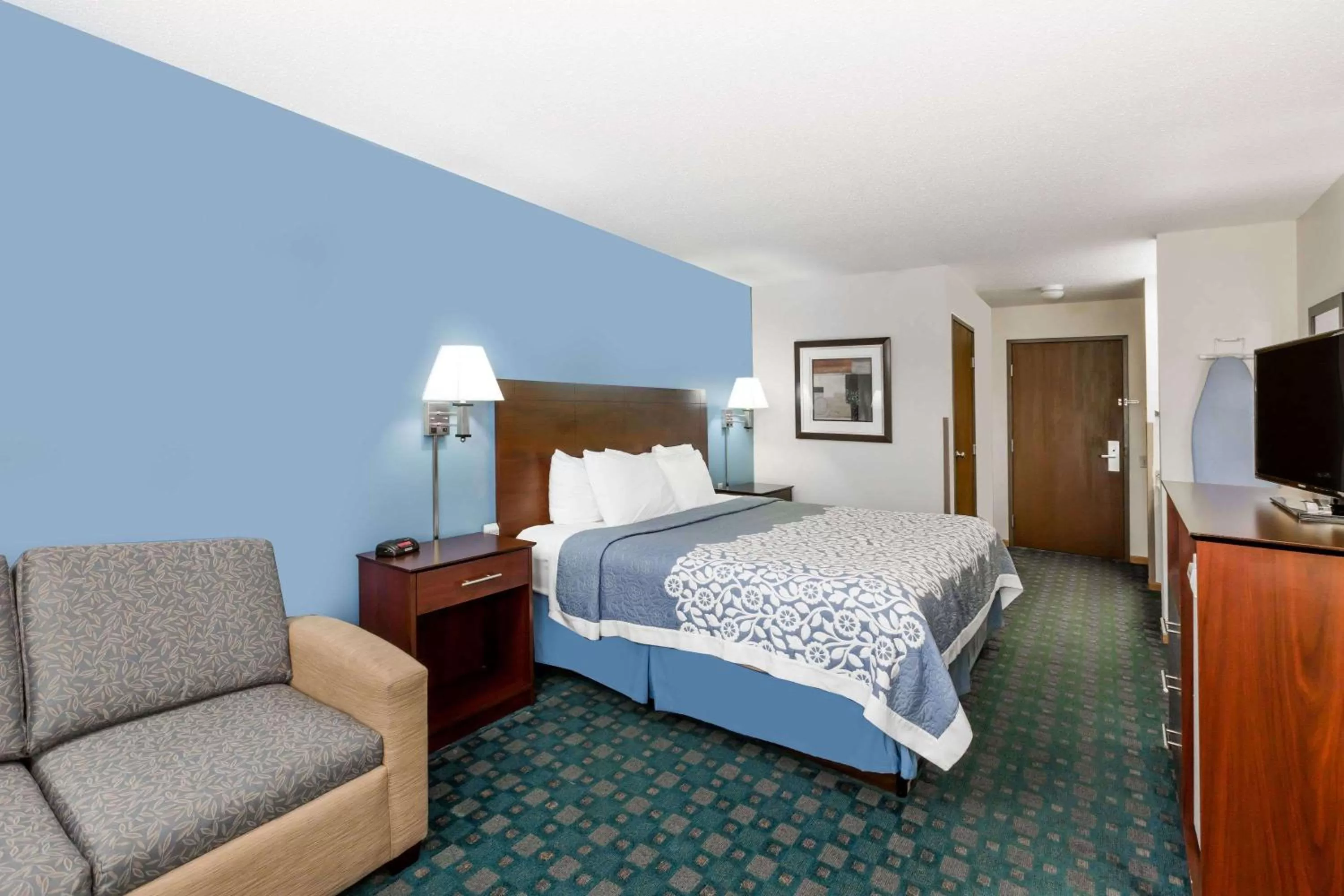 Photo of the whole room, Bed in Days Inn by Wyndham Sioux City