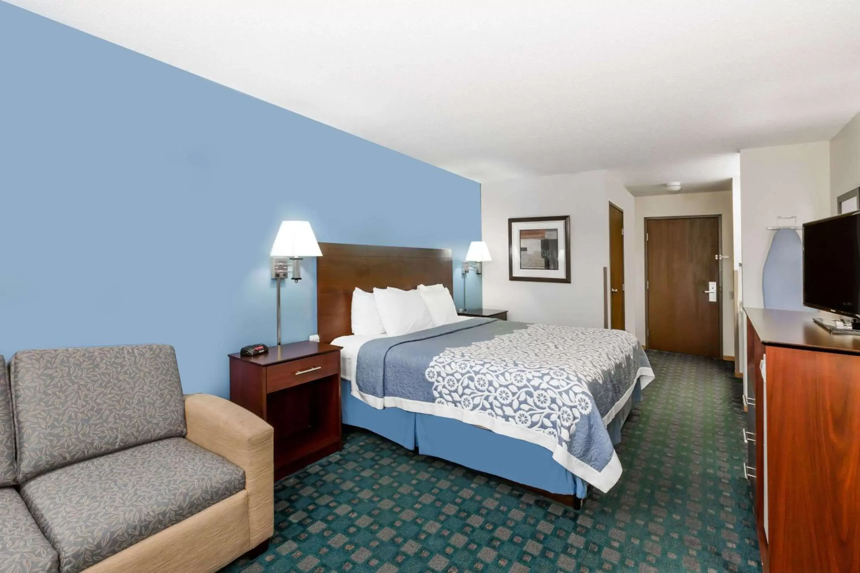 Photo of the whole room, Bed in Days Inn by Wyndham Sioux City