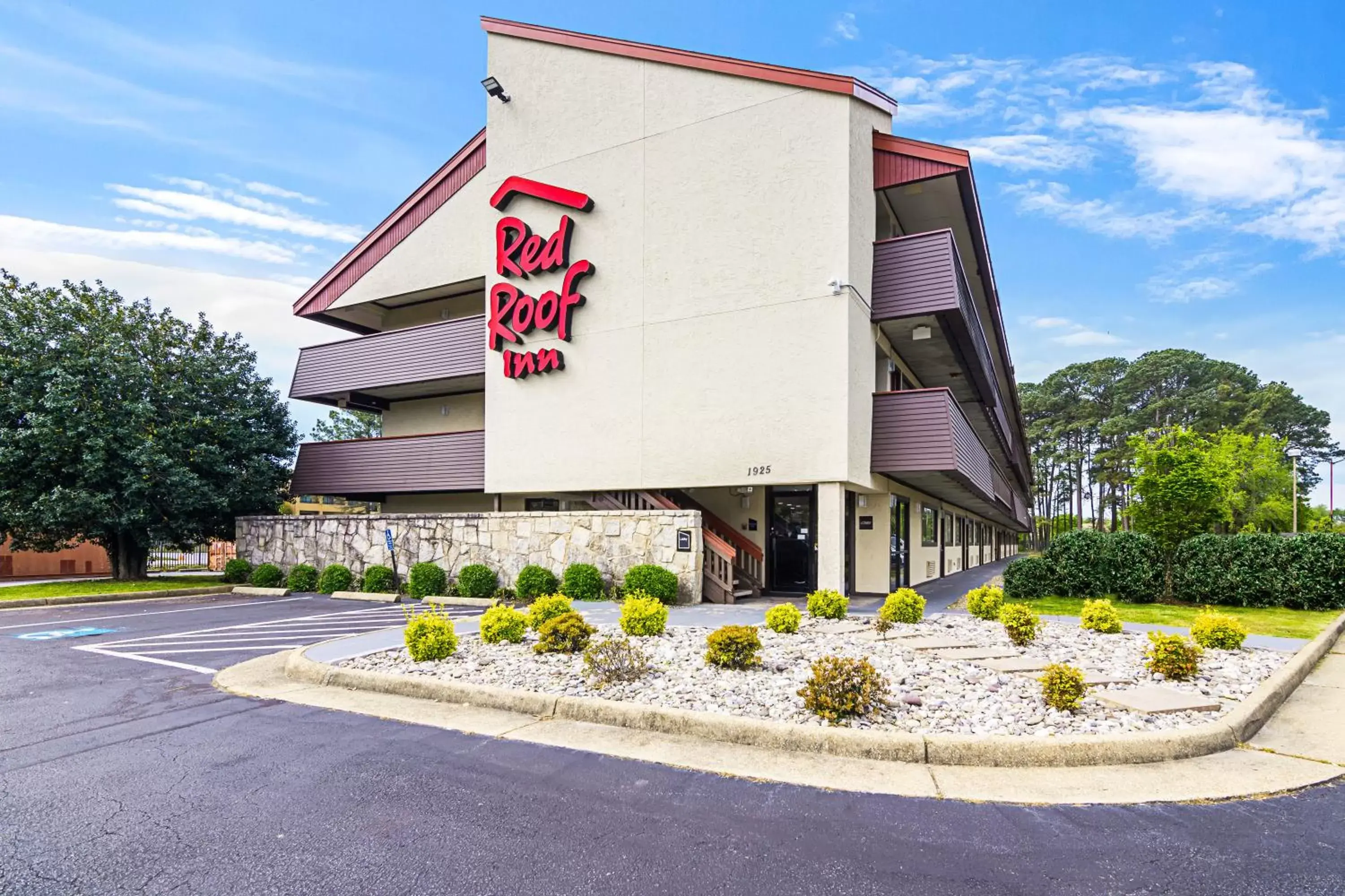 Property building, Facade/Entrance in Red Roof Inn Hampton Coliseum and Convention Center