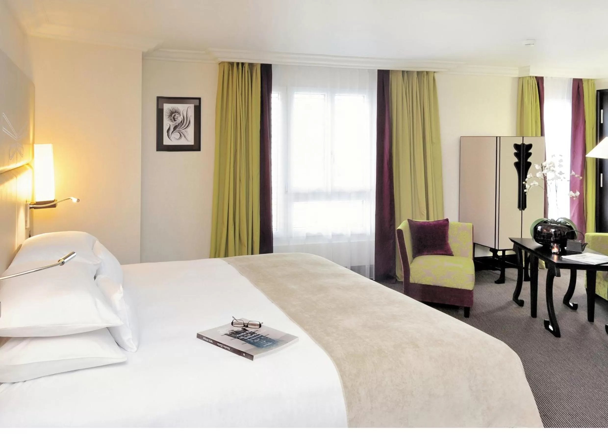 Bed in Hôtel Tiffany by Fassbind