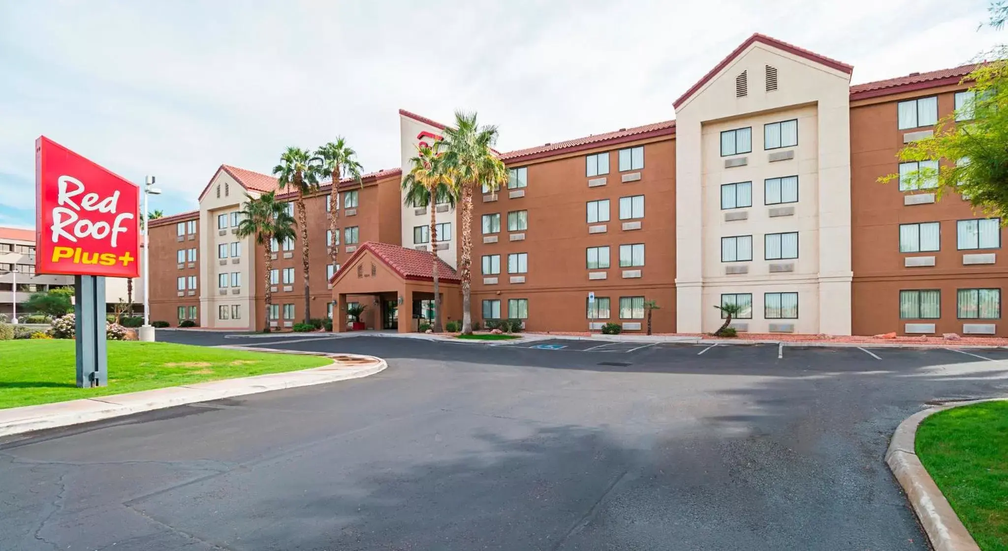 Property Building in Red Roof Inn PLUS + Phoenix West