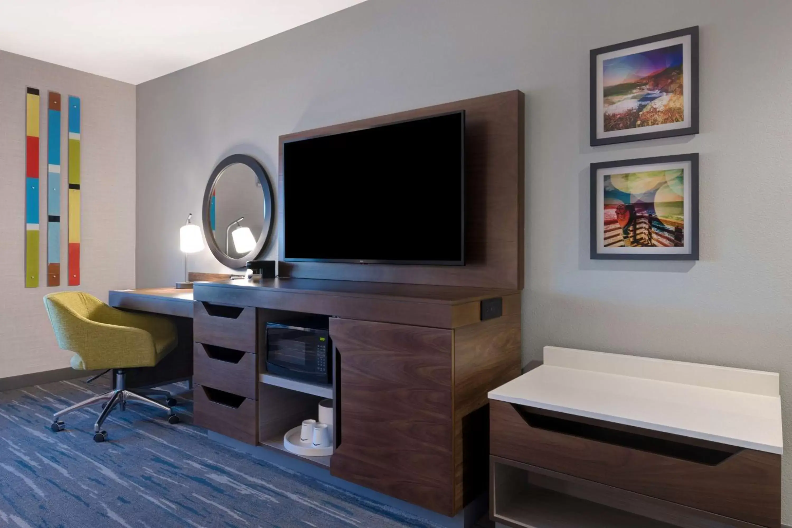 Bedroom, TV/Entertainment Center in Hampton Inn & Suites Marina