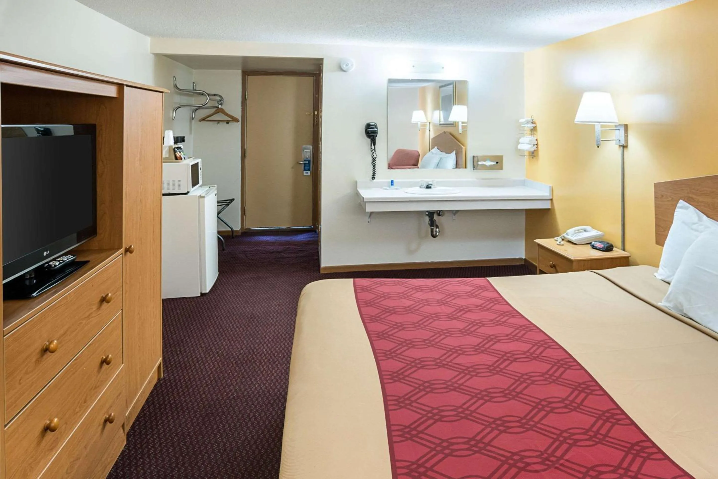 Photo of the whole room, Bed in Rodeway Inn & Suites