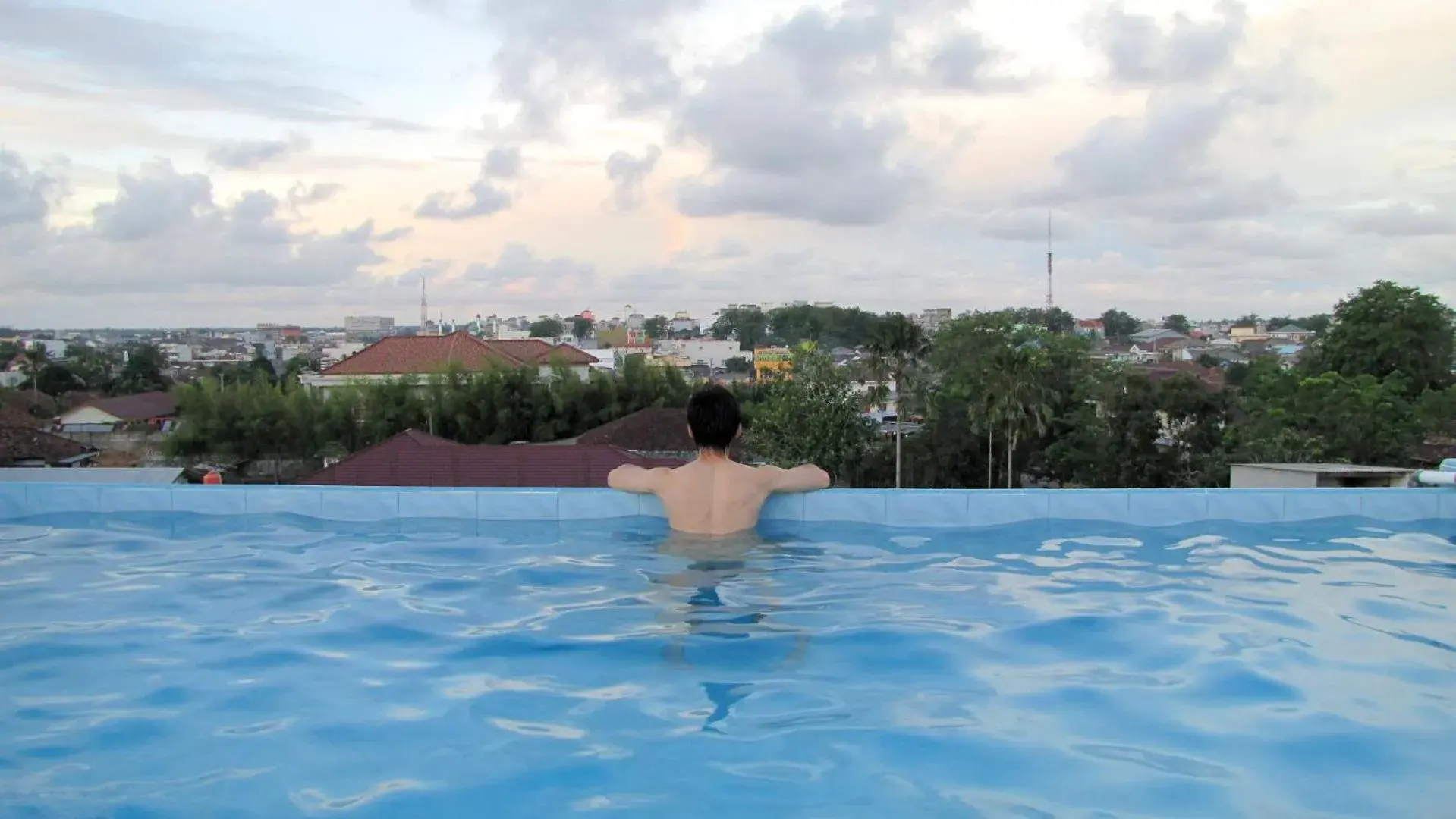 Swimming Pool in Hotel Mitra Garden