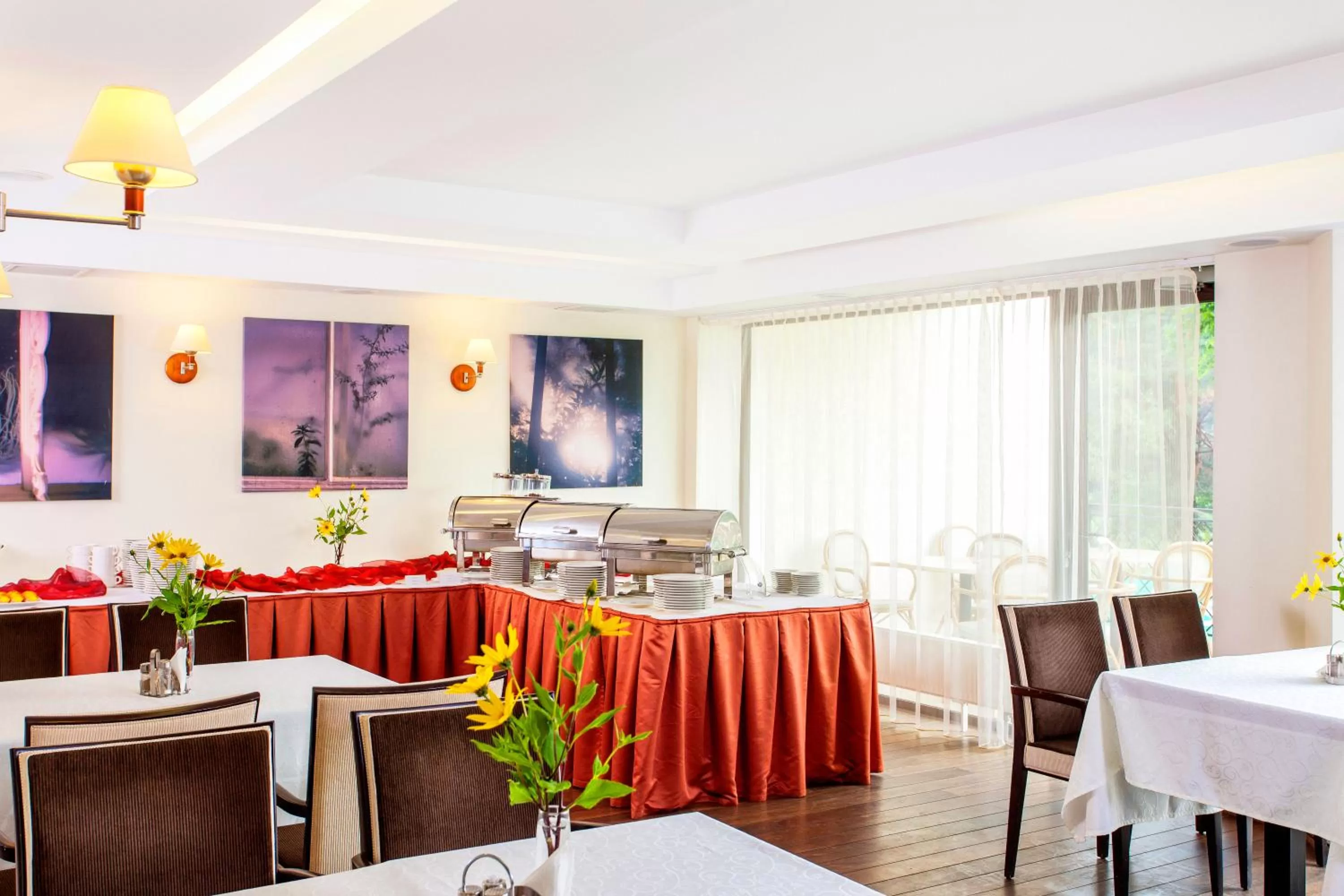 Restaurant/places to eat in Park Villa Hotel