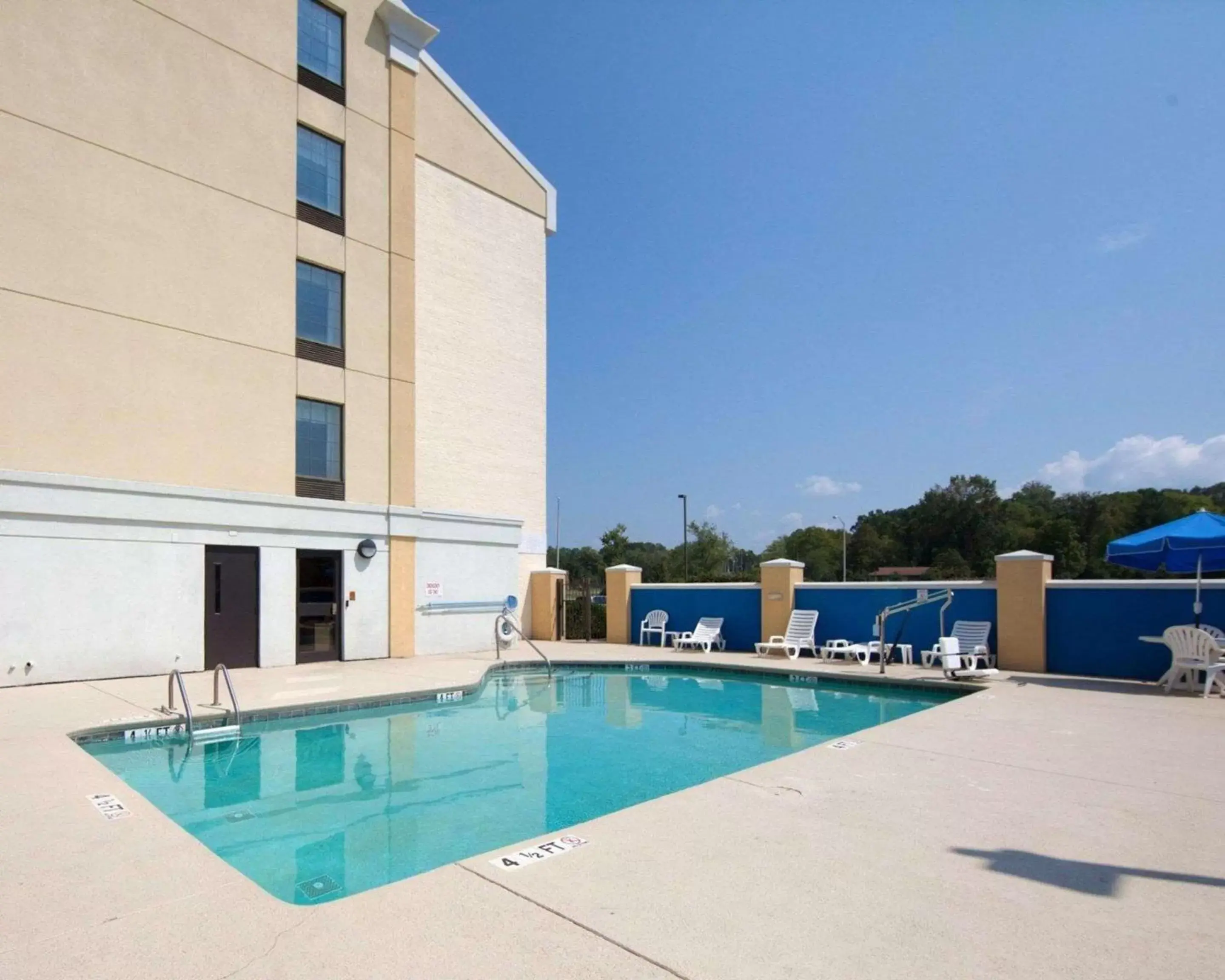 On site, Swimming Pool in Comfort Inn Oak Ridge