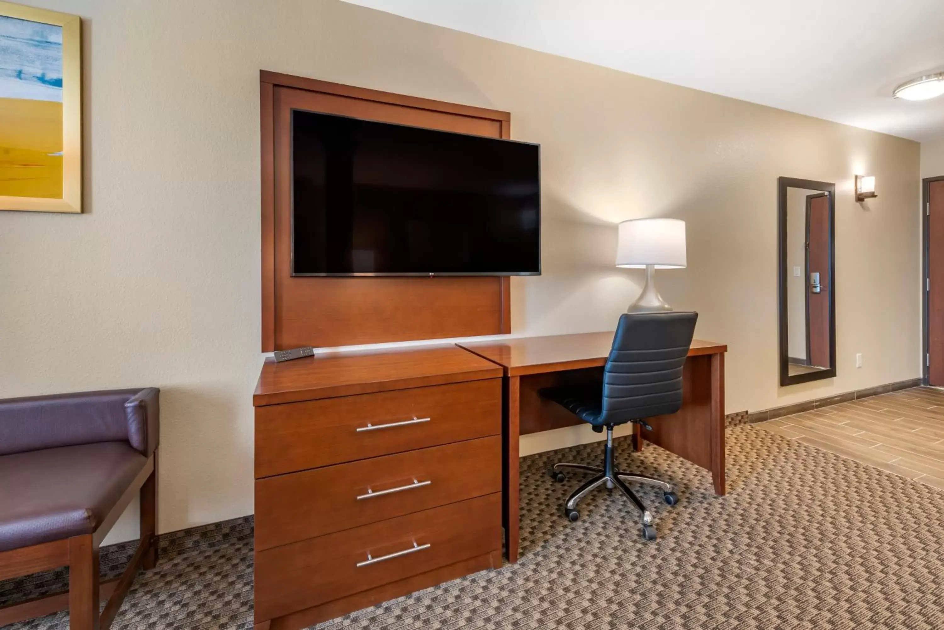 Bedroom, TV/Entertainment Center in Comfort Suites Broomfield-Boulder/Interlocken