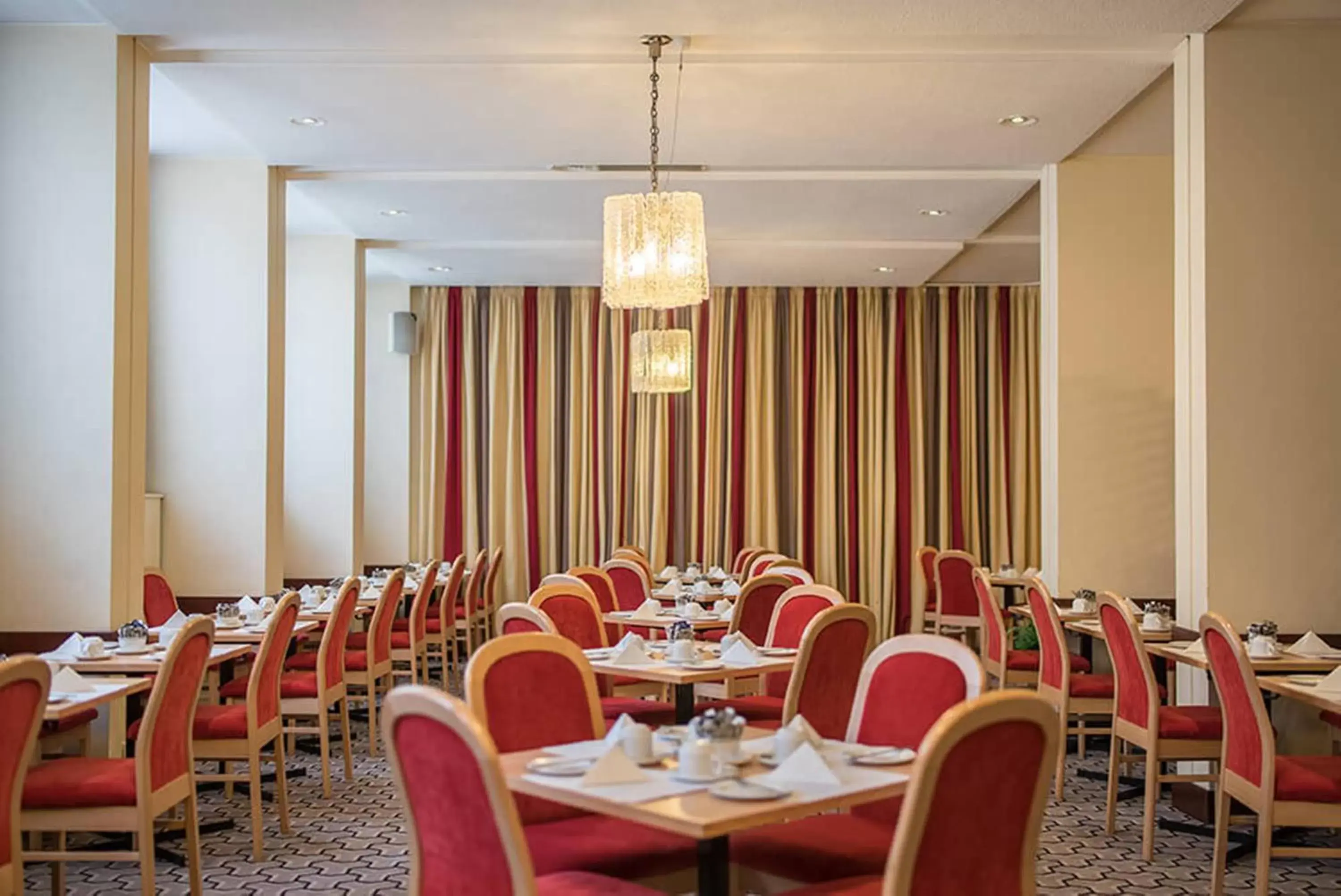 Restaurant/Places to Eat in Lancaster Hall Hotel