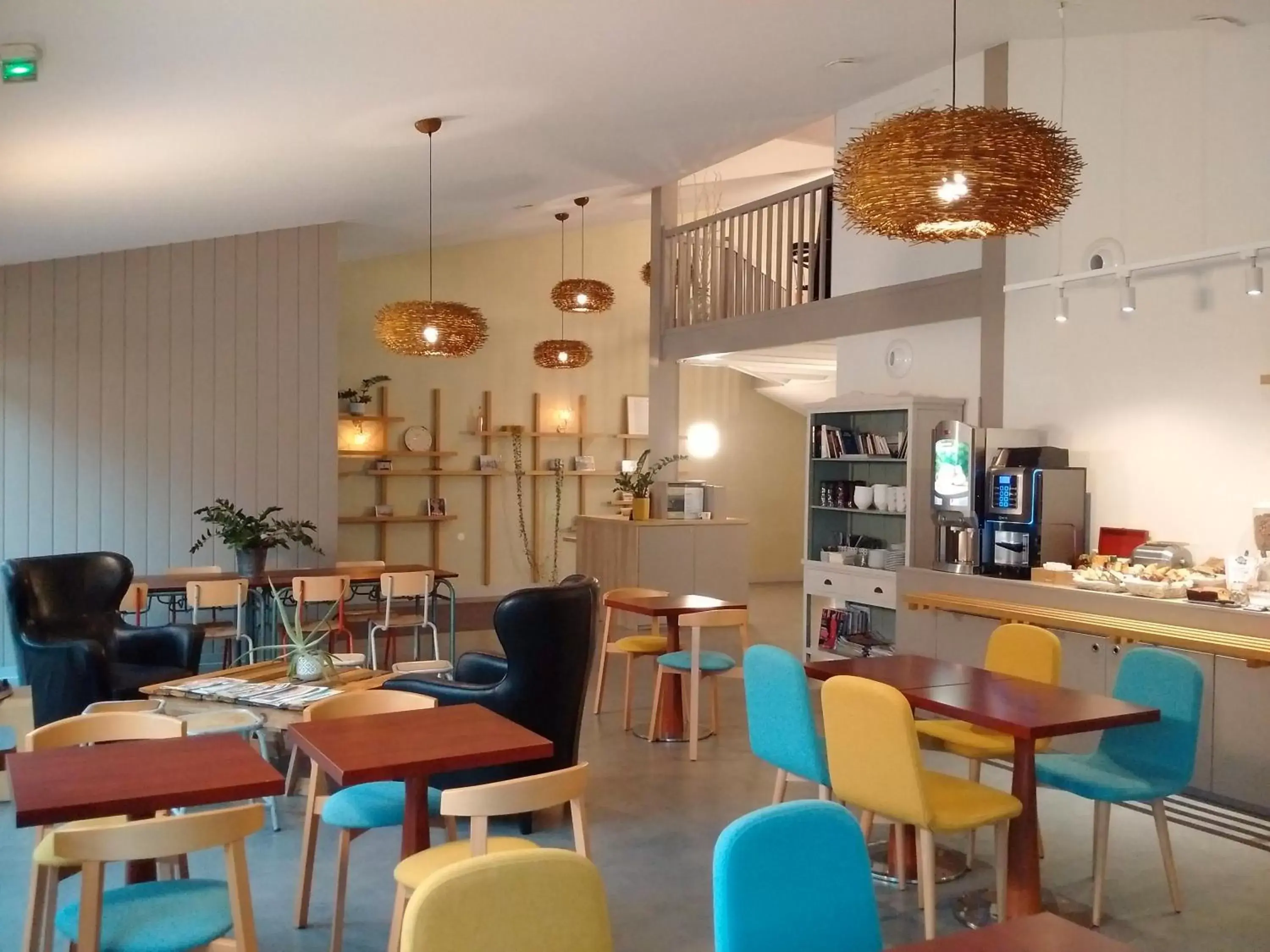 Communal lounge/ TV room, Restaurant/Places to Eat in HALT HOTEL - Choisissez l'Hôtellerie Indépendante