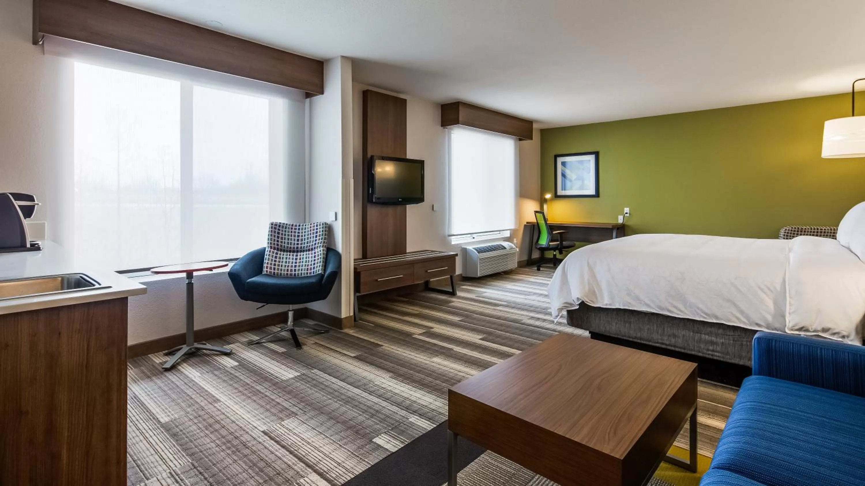 Photo of the whole room, Bed in Holiday Inn Express & Suites Detroit - Farmington Hills by IHG