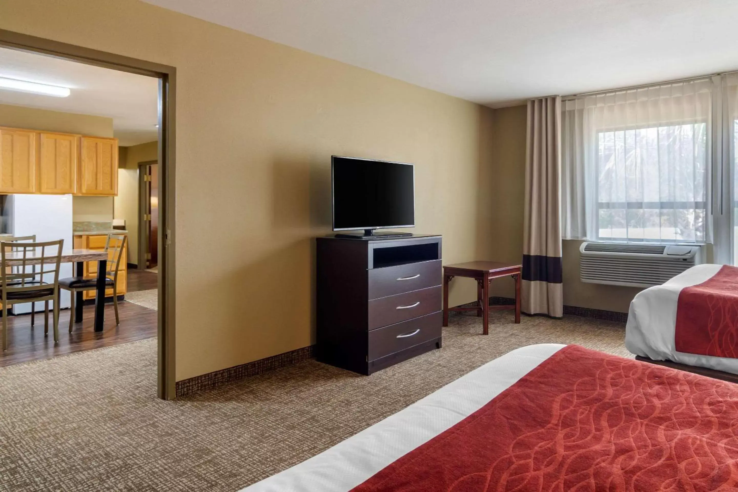 Photo of the whole room, TV/Entertainment Center in Comfort Inn & Suites Perry National Fairgrounds Area