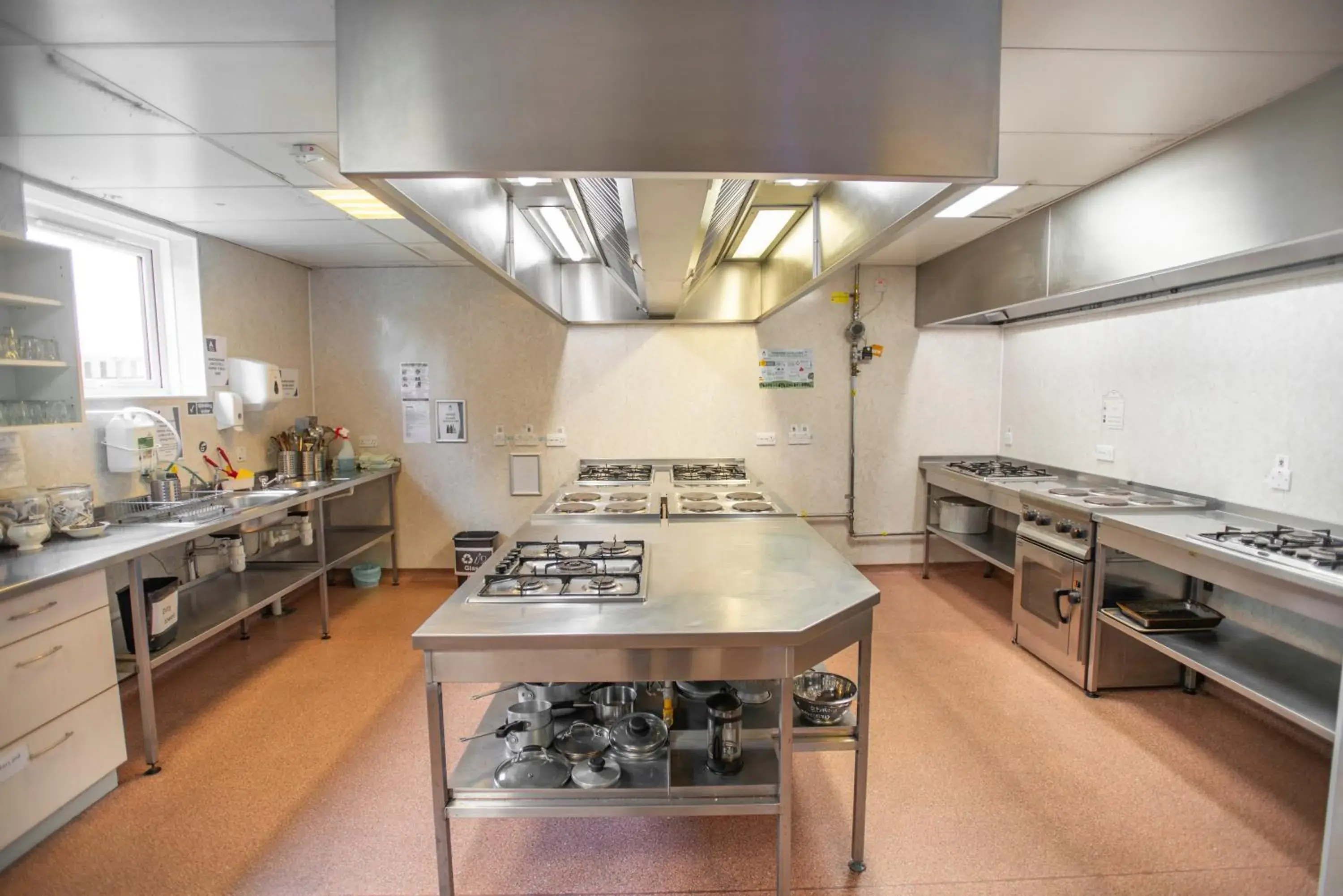 Communal kitchen, Kitchen/Kitchenette in Inverness Youth Hostel