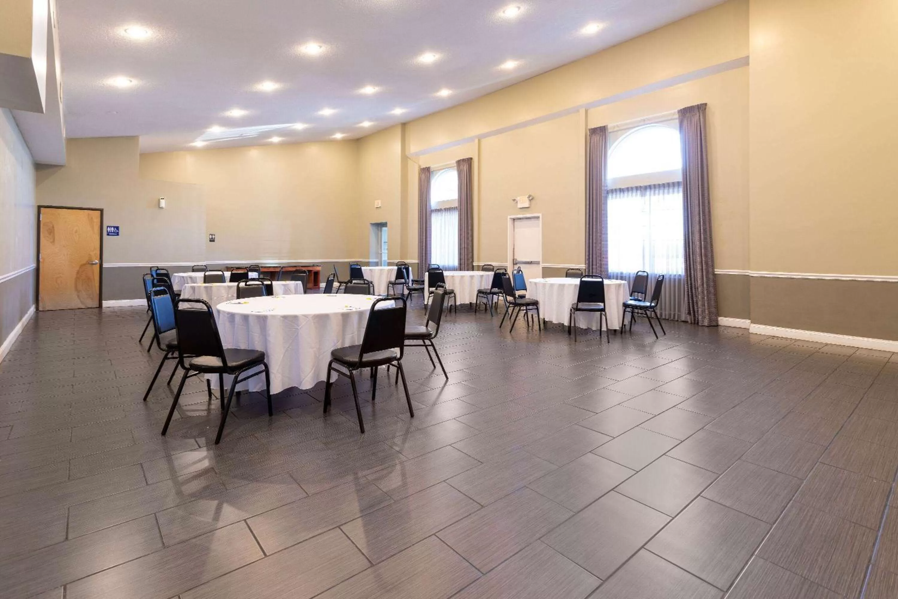 Meeting/conference room in Days Inn & Suites by Wyndham Cherry Hill - Philadelphia