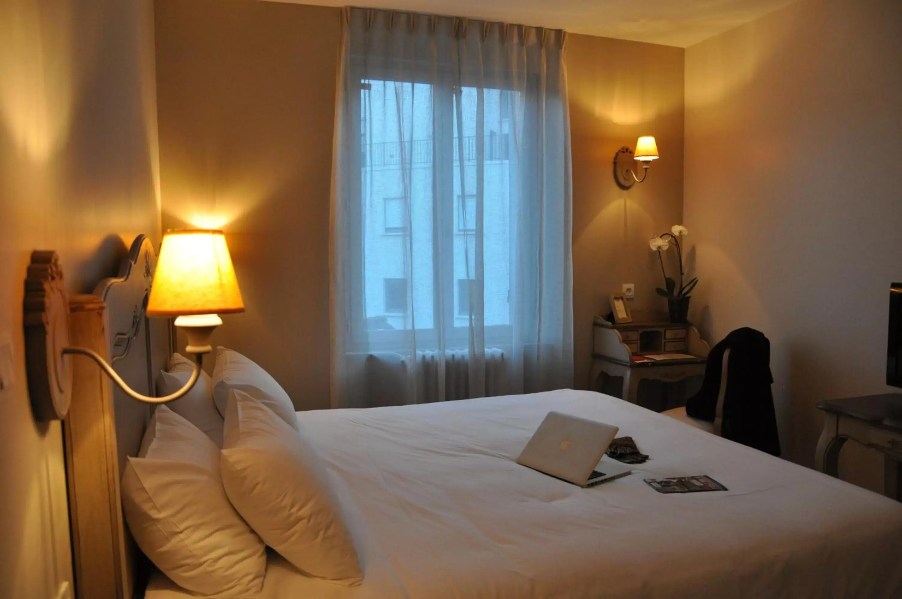 Photo of the whole room, Bed in The Originals Boutique, Hôtel Les Poèmes de Chartres (Inter-Hotel)