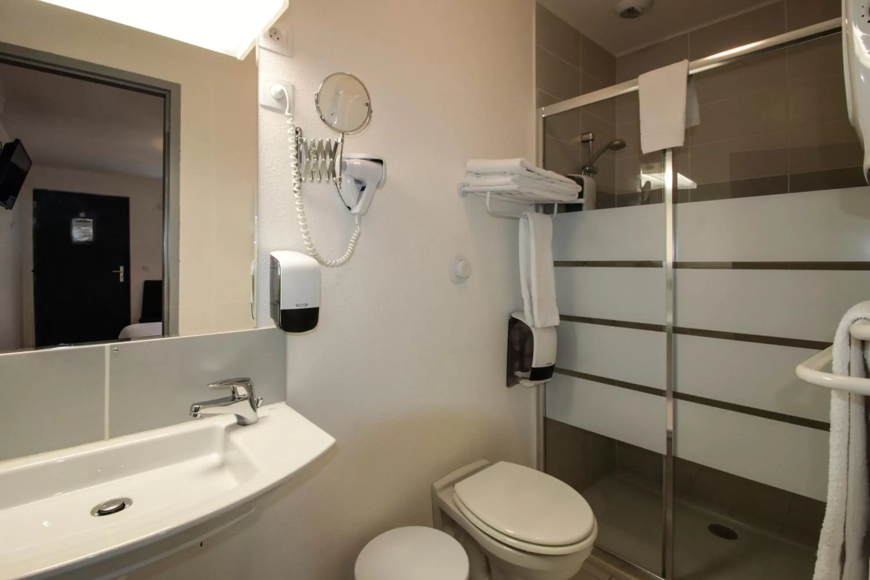 Toilet, Bathroom in Hôtel Le 15