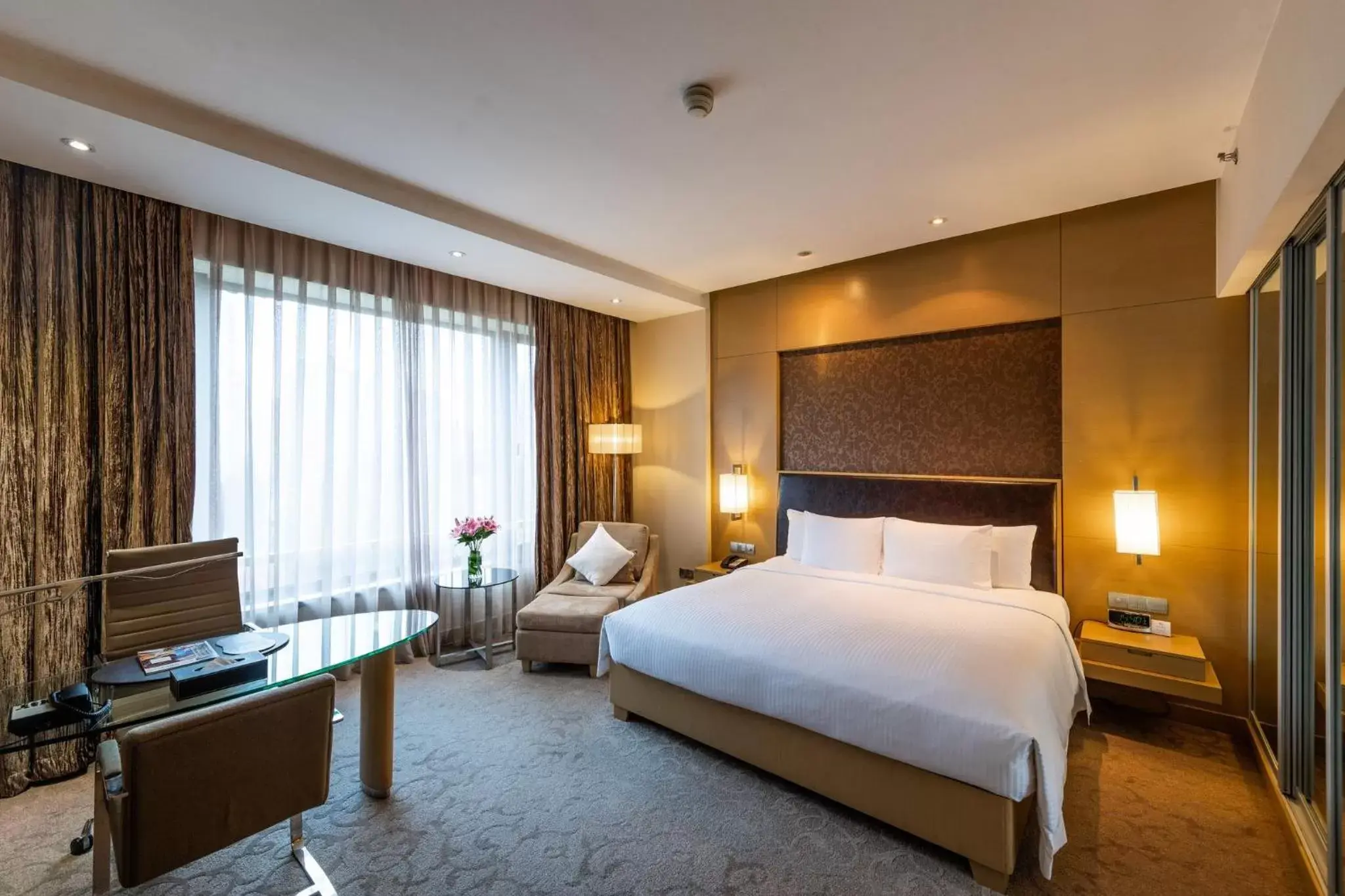 Photo of the whole room, Bed in Crowne Plaza Shanghai, an IHG Hotel