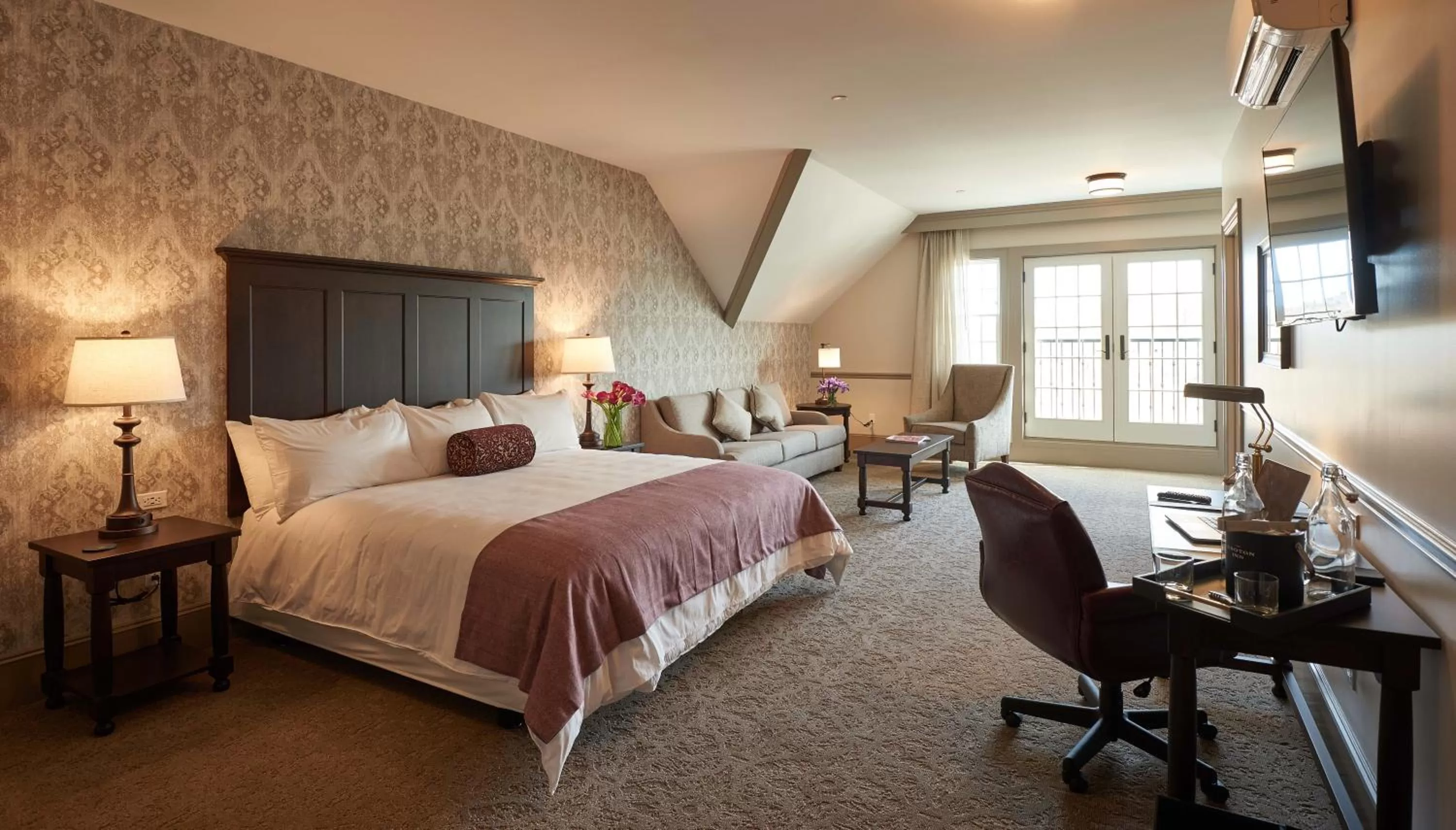 Photo of the whole room, Bed in The Groton Inn