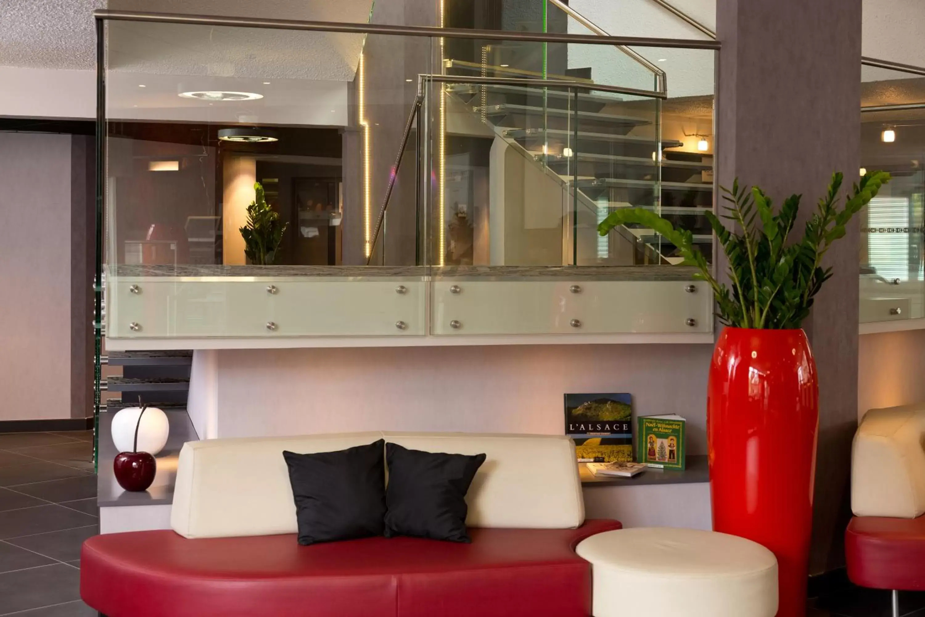 Lobby or reception, Seating Area in Mercure Strasbourg Aéroport