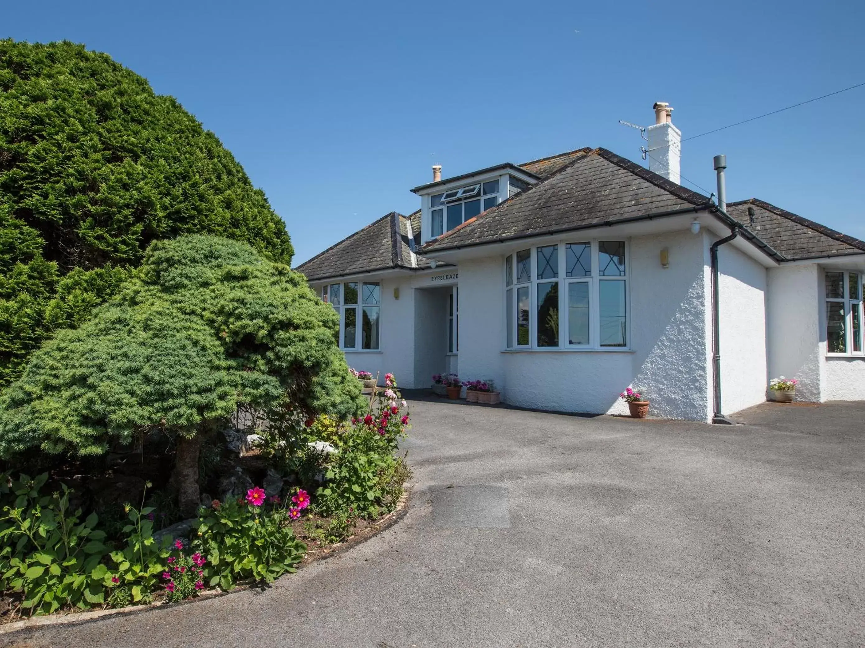 Property Building in Eypeleaze B&B