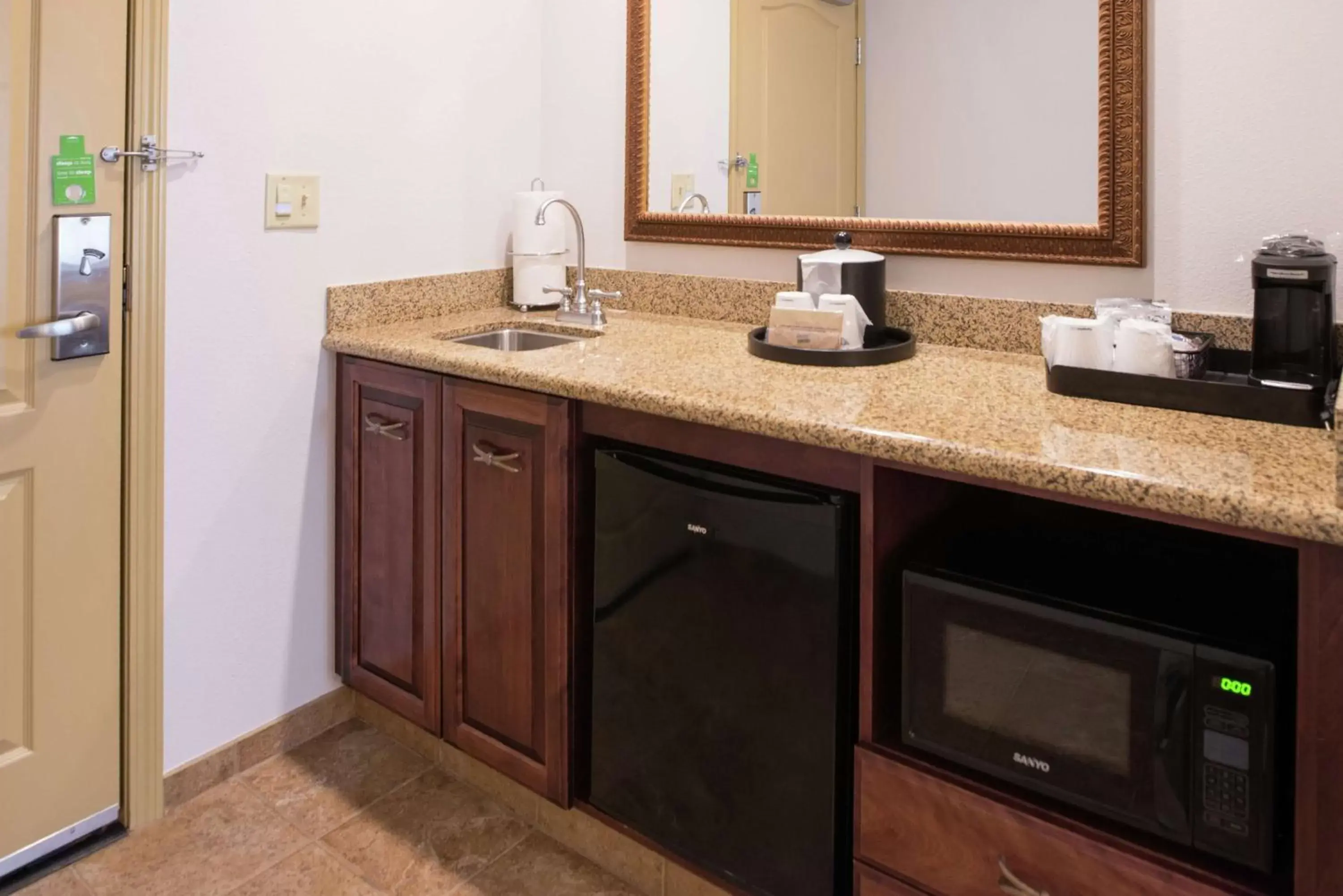 Kitchen or kitchenette, Bathroom in Hampton Inn & Suites Rifle