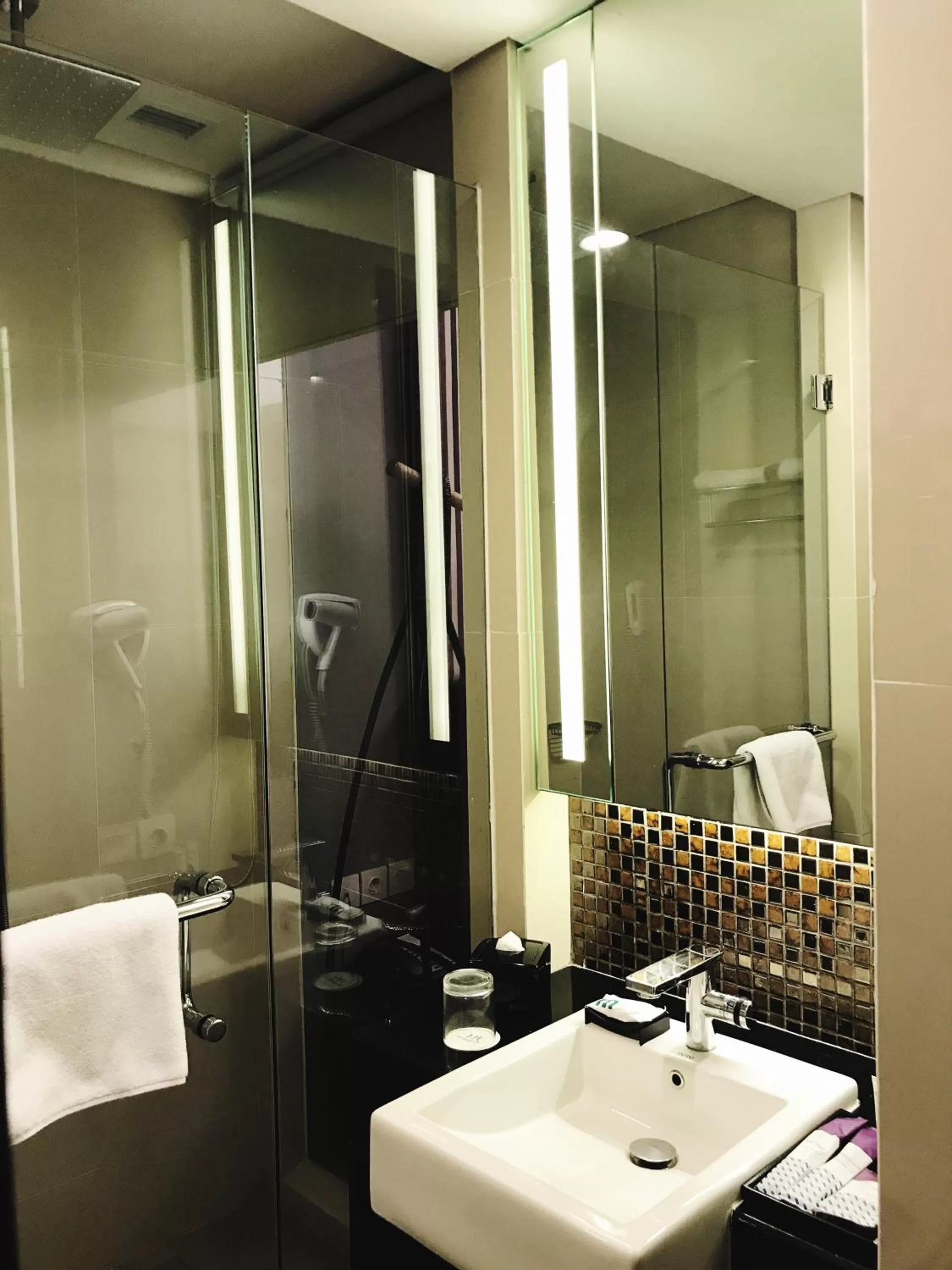 Bathroom in Mercure Surabaya Grand Mirama